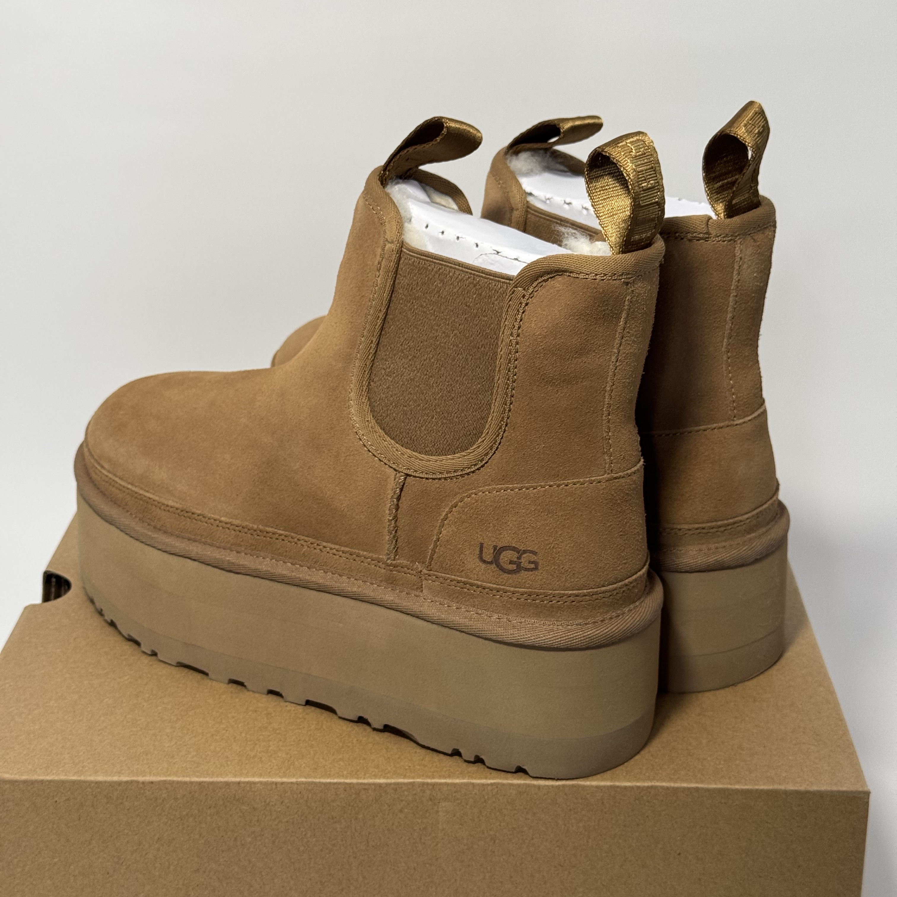 (W) UGG Neumel Platform Chelsea Boots Chestnut 착용 스타일 - 3