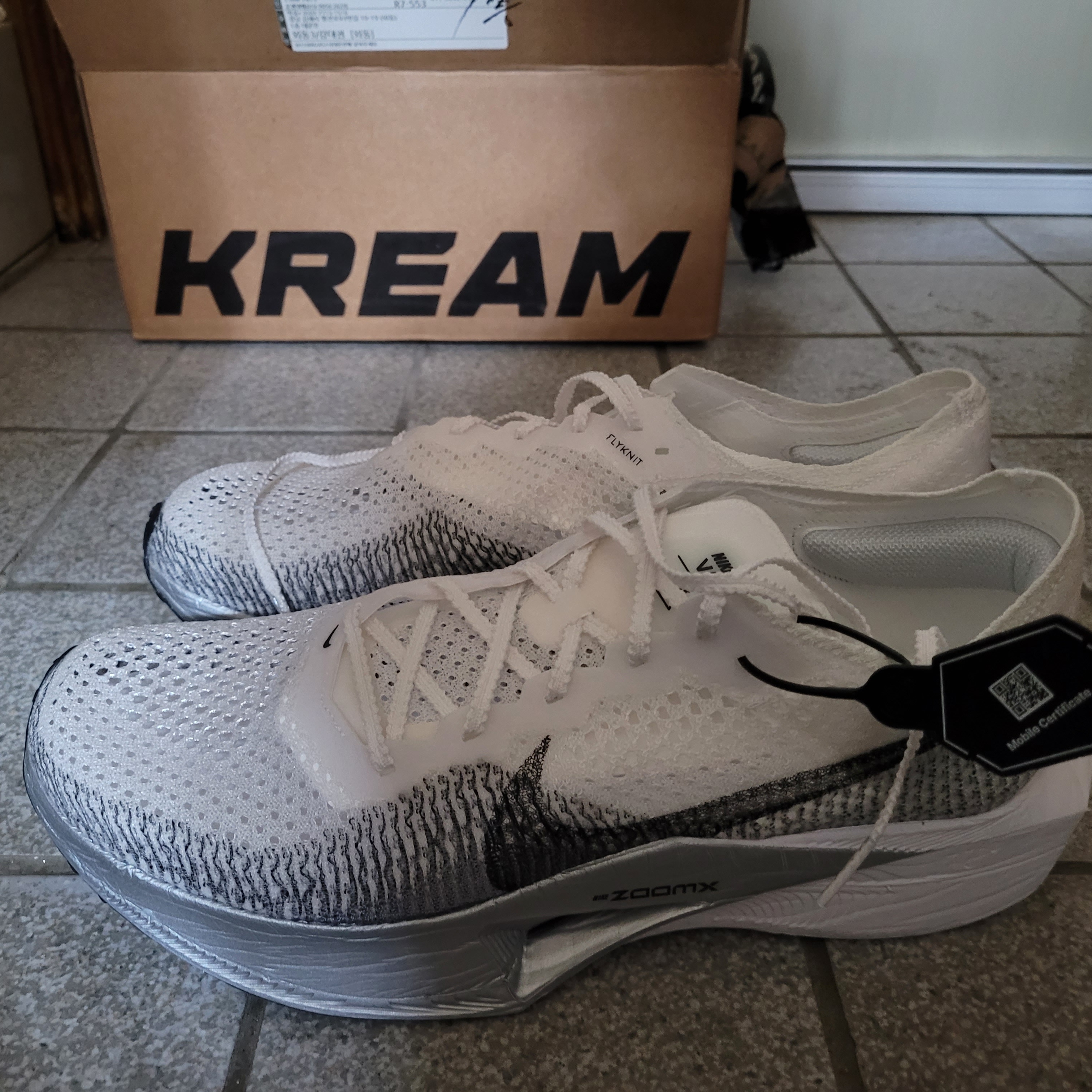 Nike ZoomX Vaporfly Next% 3 White Grey 착용 스타일 - 6