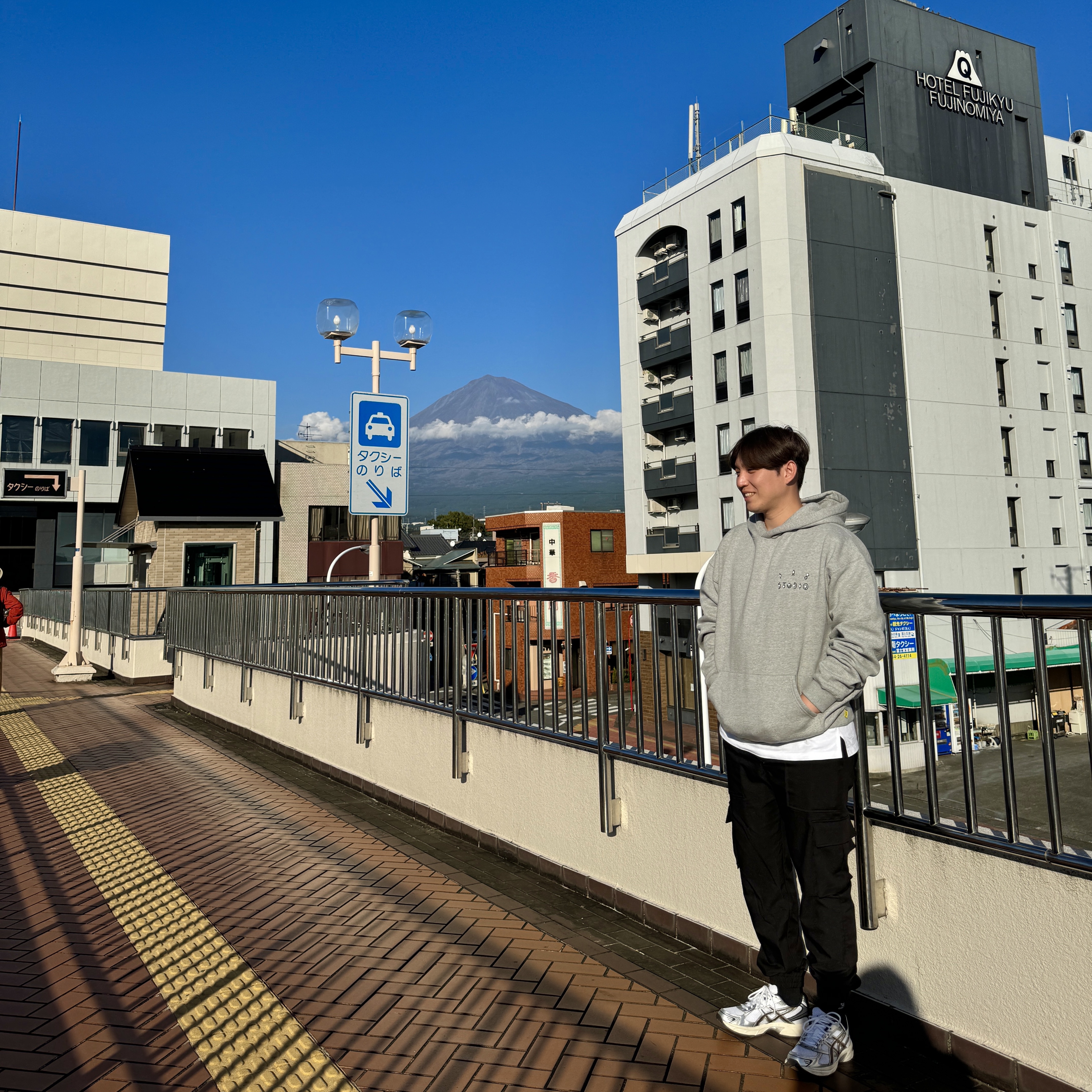 IAB Studio x Pokemon Unown Hoodie Gray 착용 스타일 - 1