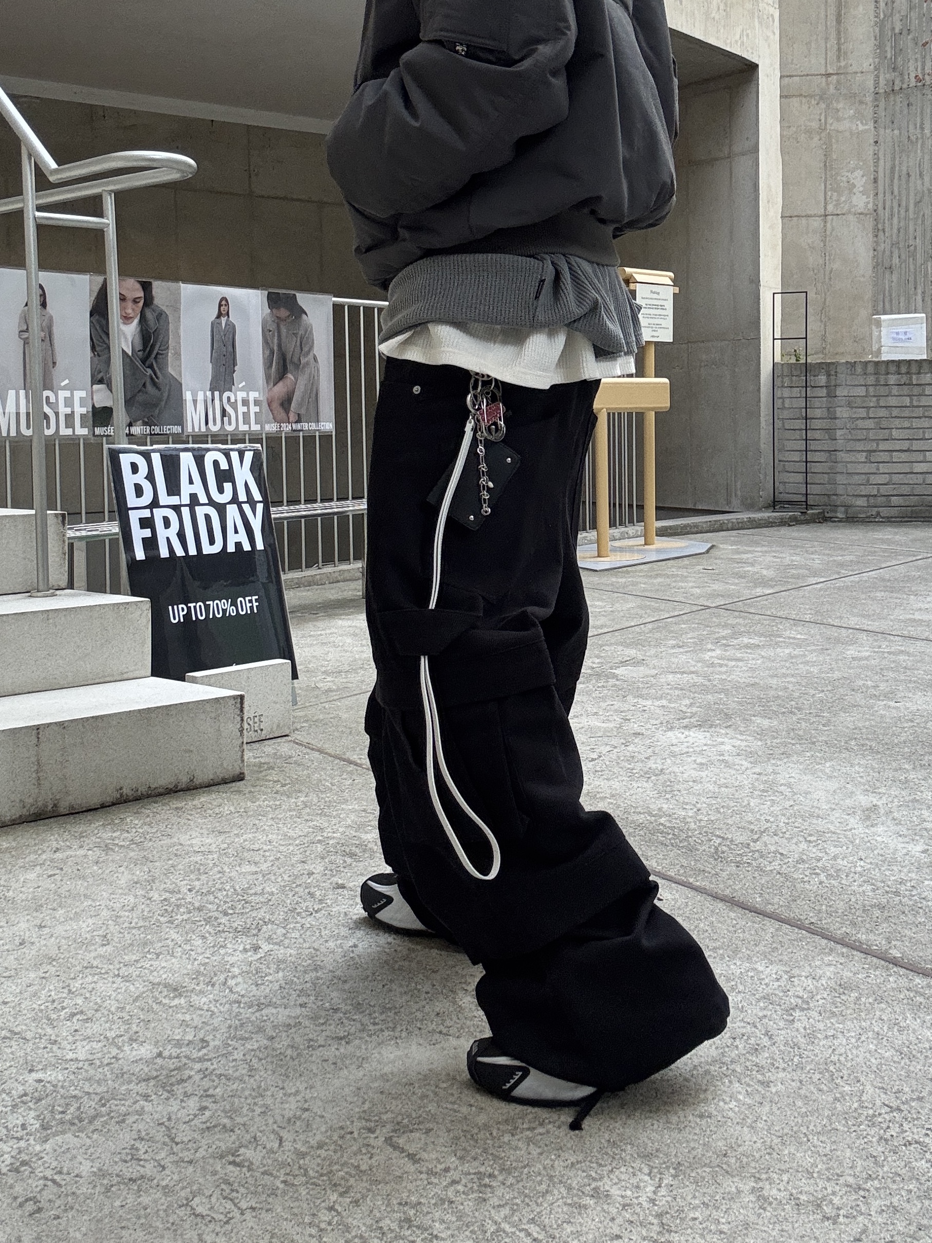 Undermycar Ababell Multi Flap Oversized Bomber Balsam Green - 22SS, Nike Shox R4 Black and Metallic Silver 착용 스타일 - 4