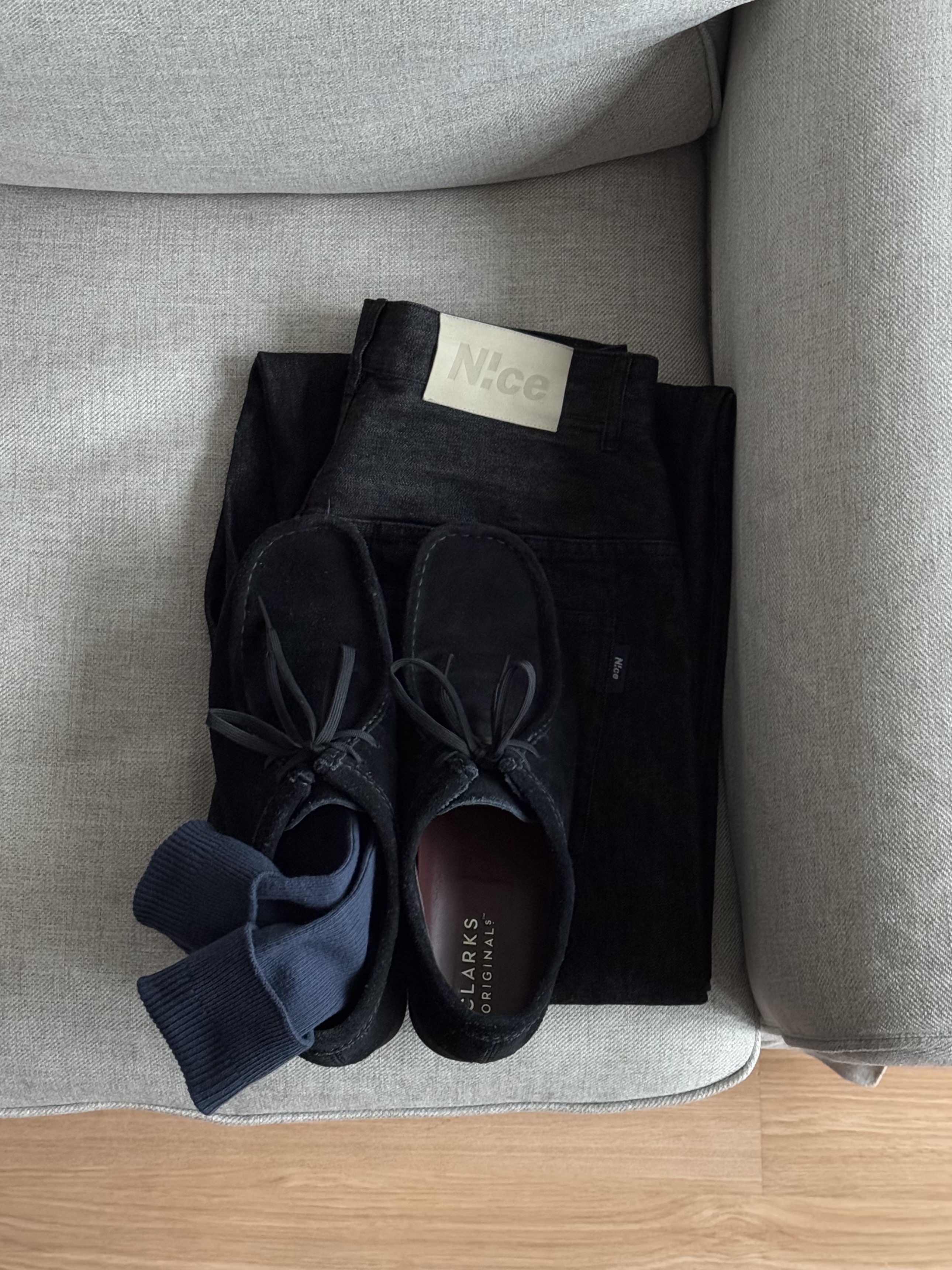 The North Face Ascent Jacket Clay Grey, Clarks Wallabee Gore-Tex Black Suede 착용 스타일 - 5