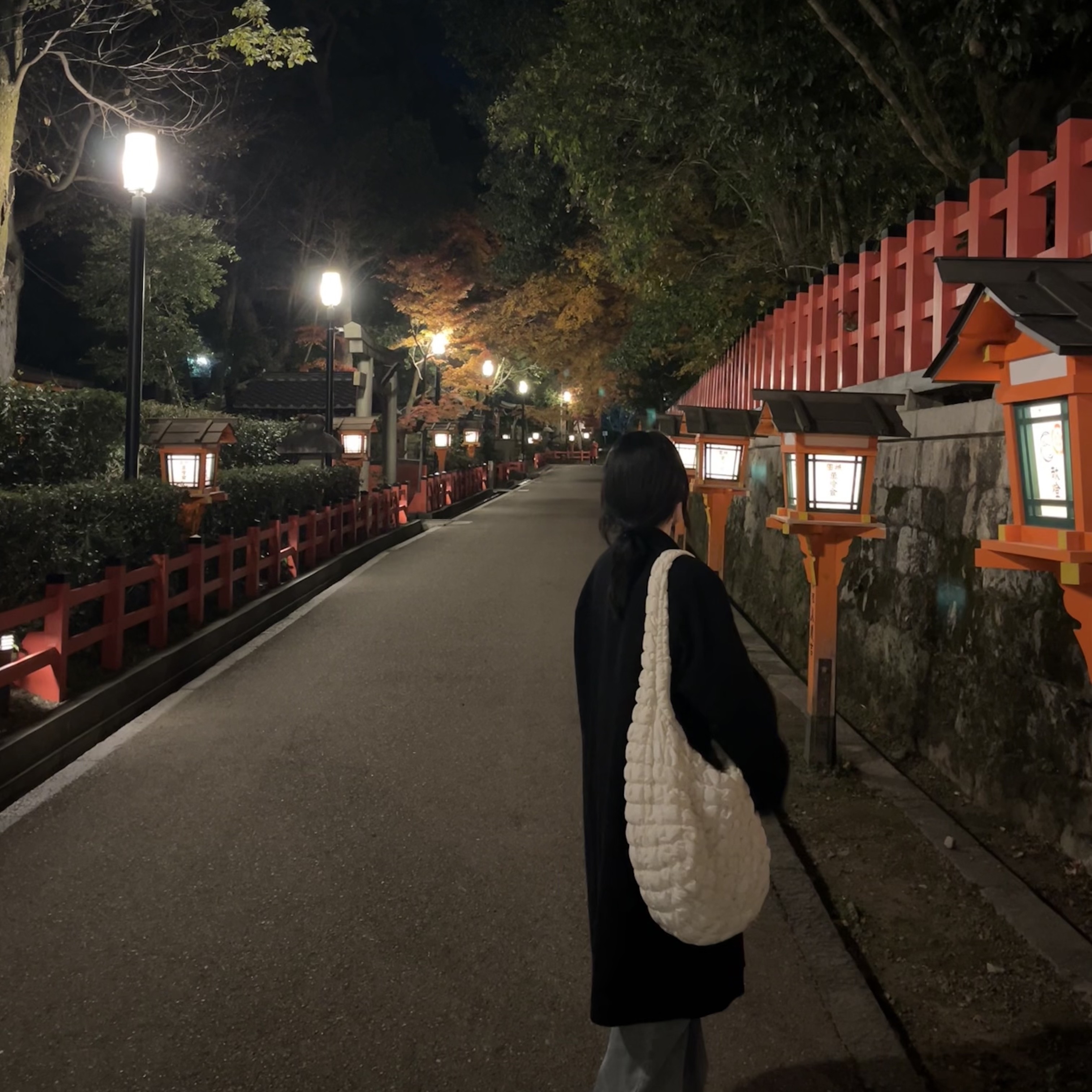 COS Quilted Oversized Shoulder Bag Off White Light Beige, (W) UGG Classic Ultra Mini Platform Boots Chestnut 착용 스타일 - 3