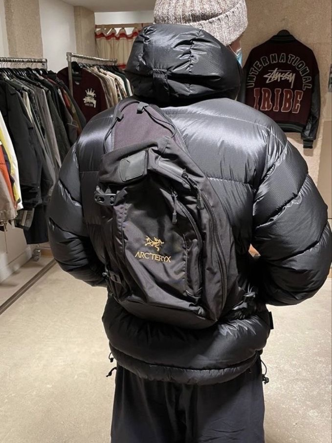 Arc'teryx Heliad 15 Backpack Black, Arc'teryx Mantis 26 Backpack Black 착용 스타일 - 3