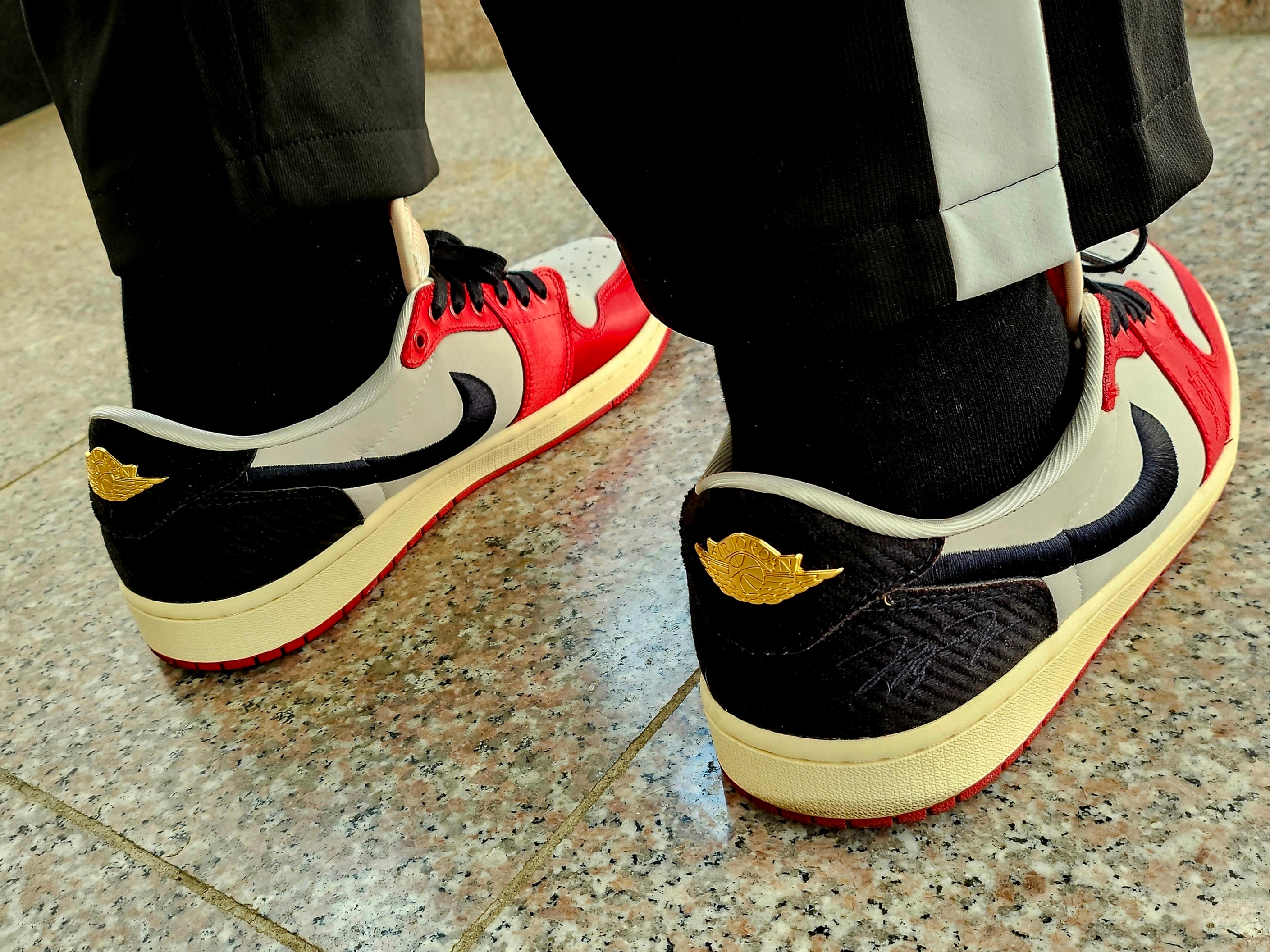 Jordan 1 x Trophy Room Retro Low OG SP Sail Varsity Red 착용 스타일 - 4