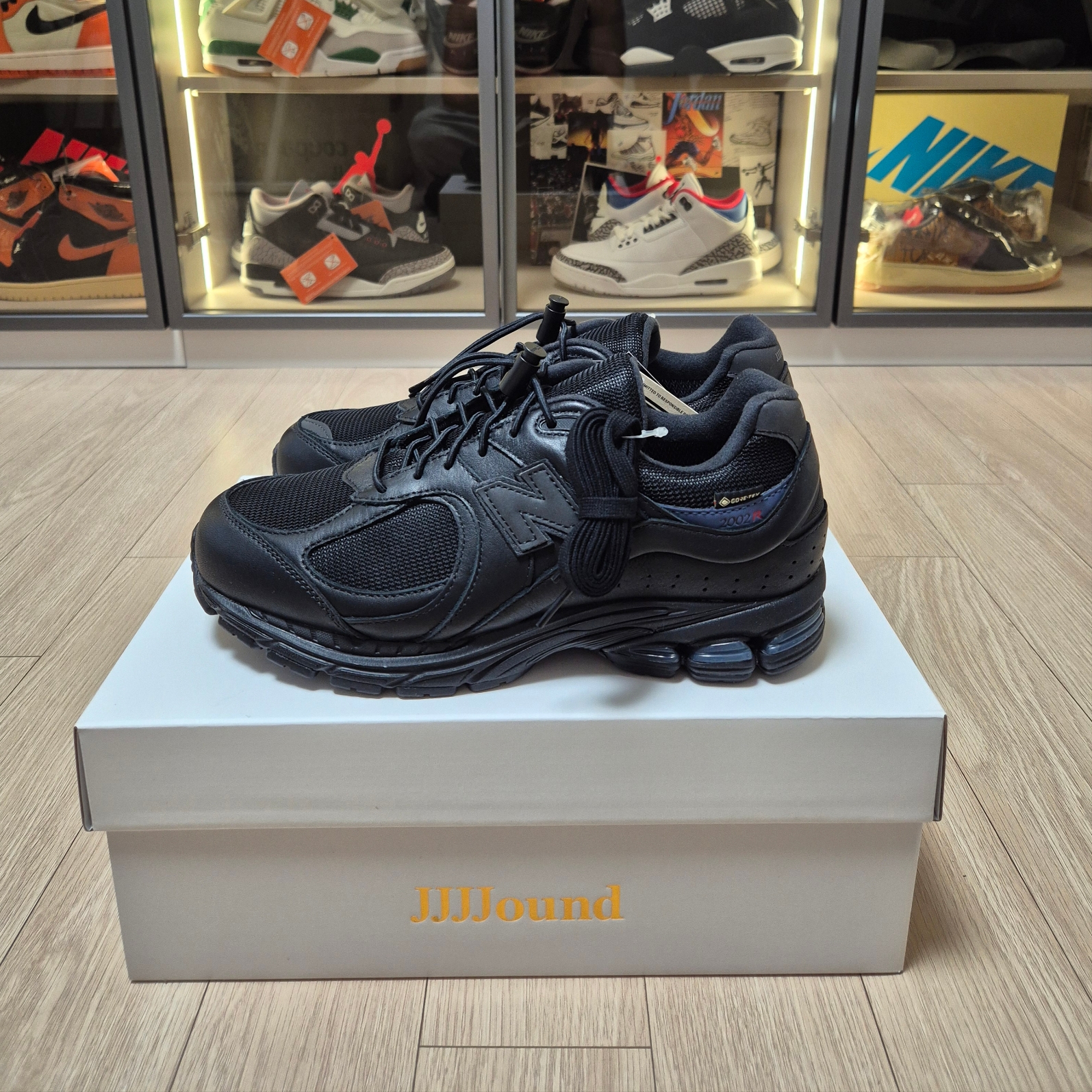 New Balance x JJJJound 2002R Leather Gore-Tex Black Storm 착용 스타일 - 1