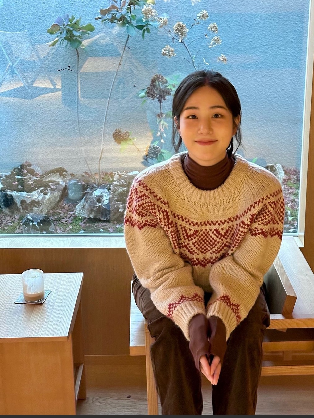Siyazu SIKN2103 Loose Fit Alpaca Nordic Sweater Red 착용 스타일 - 1