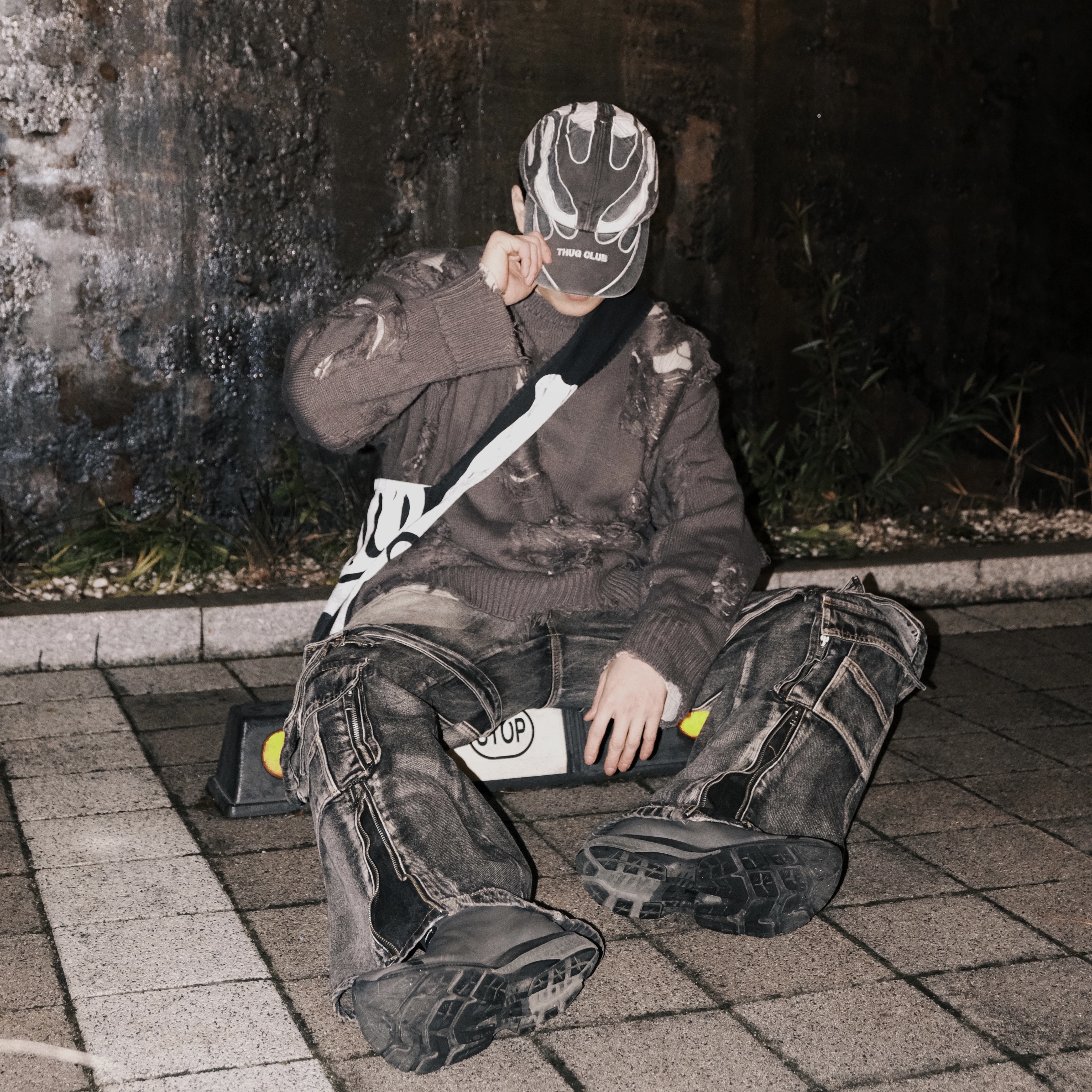 Kapital 14 oz. Denim Bone Print Book Bag Black, Asics x Vivienne Westwood Gel-Kayano 27 LTX Black 착용 스타일 - 2