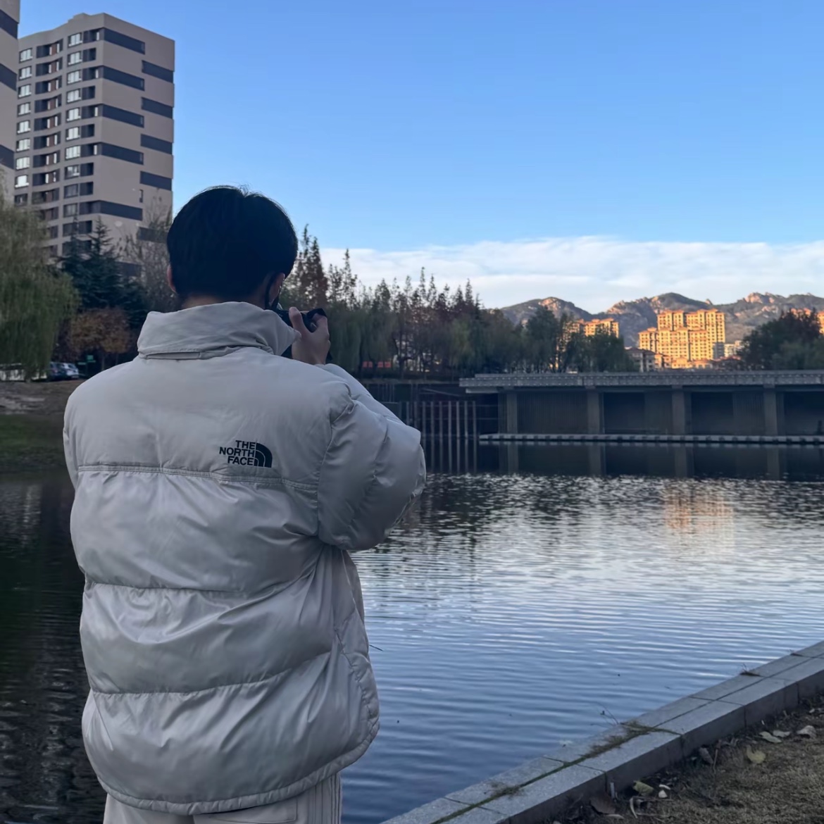 The North Face On Ball Jacket White Sand 착용 스타일 - 3