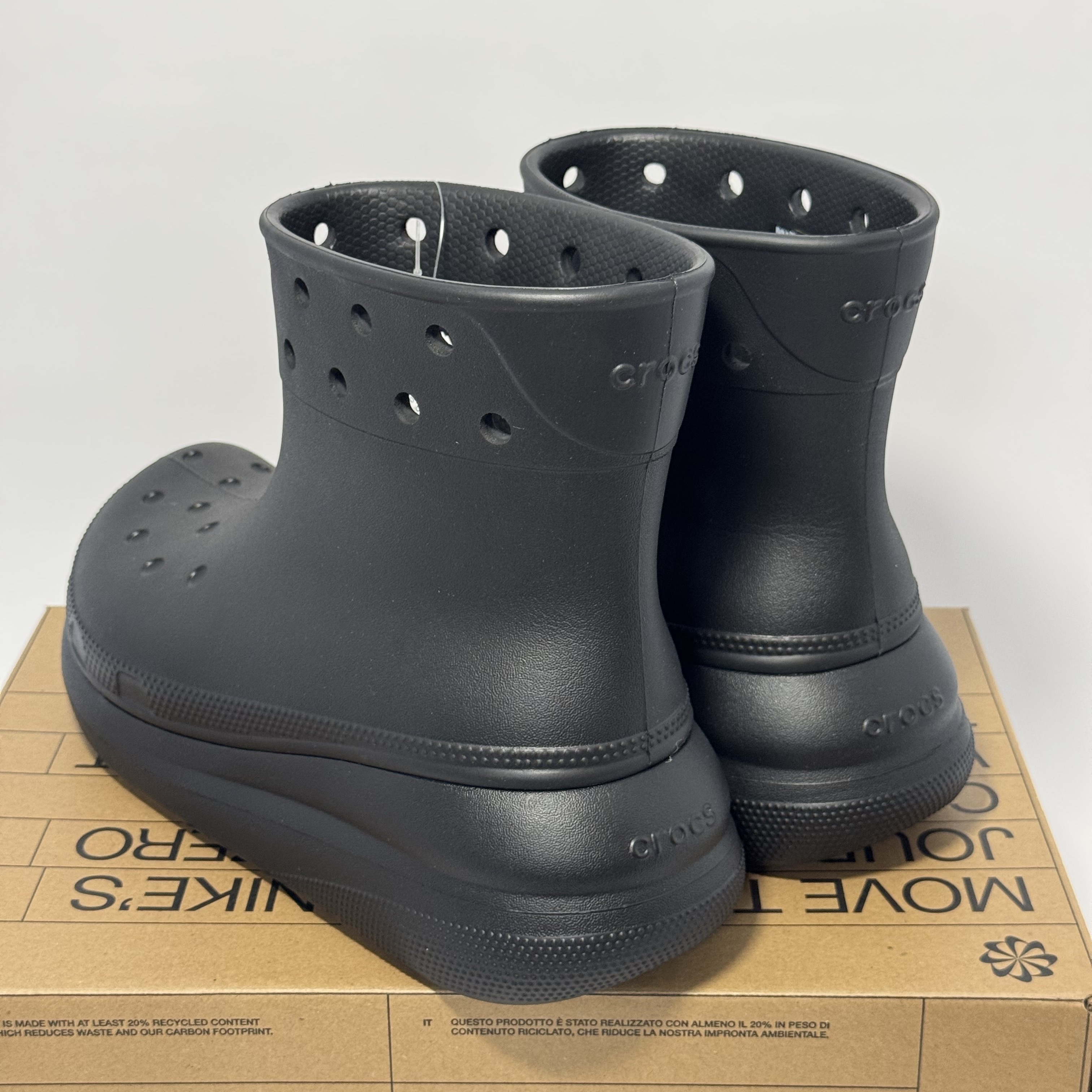 Crocs Classic Crush Boot Black 착용 스타일 - 3