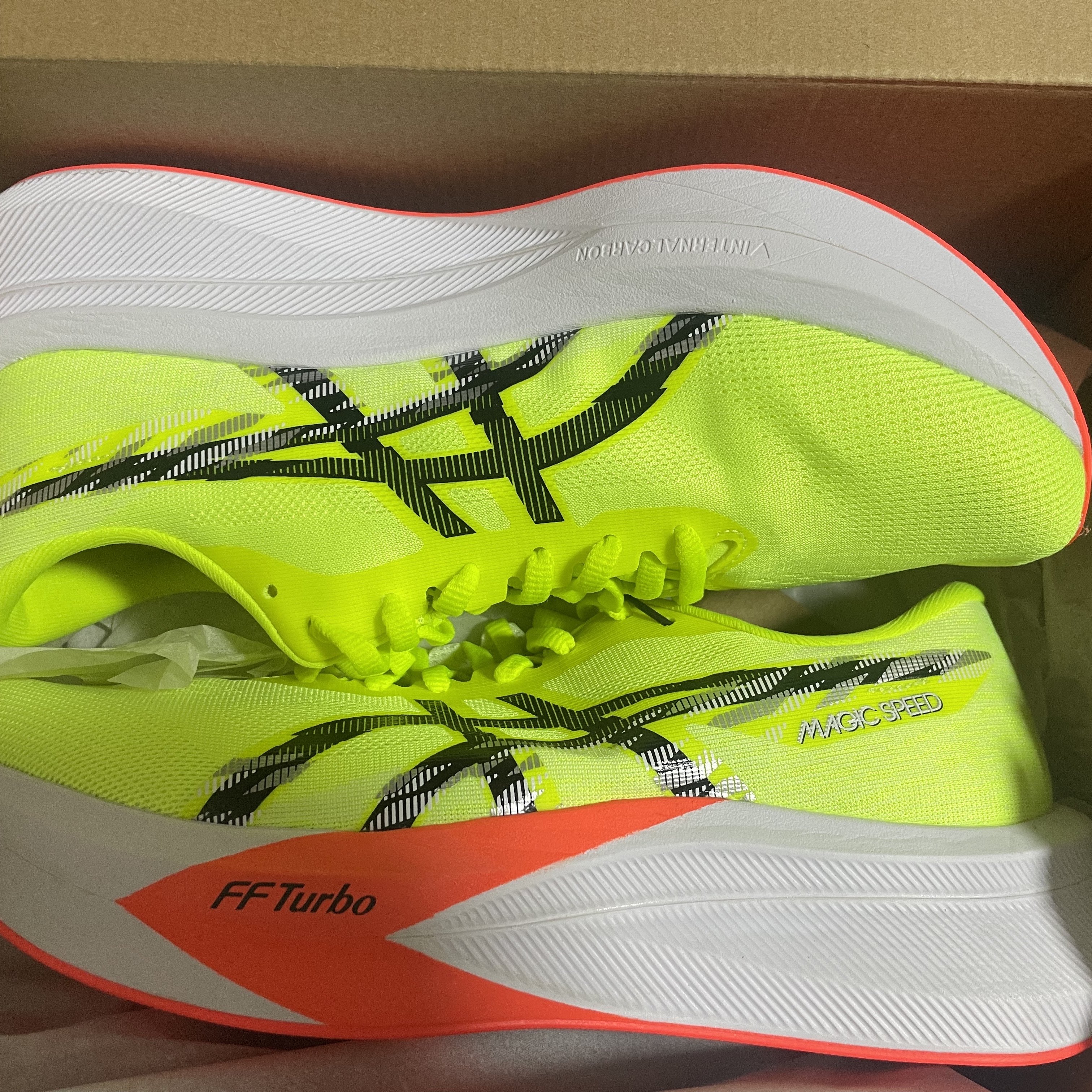 Asics Magic Speed 4 Safety Yellow Black - 2E Wide 착용 스타일 - 2