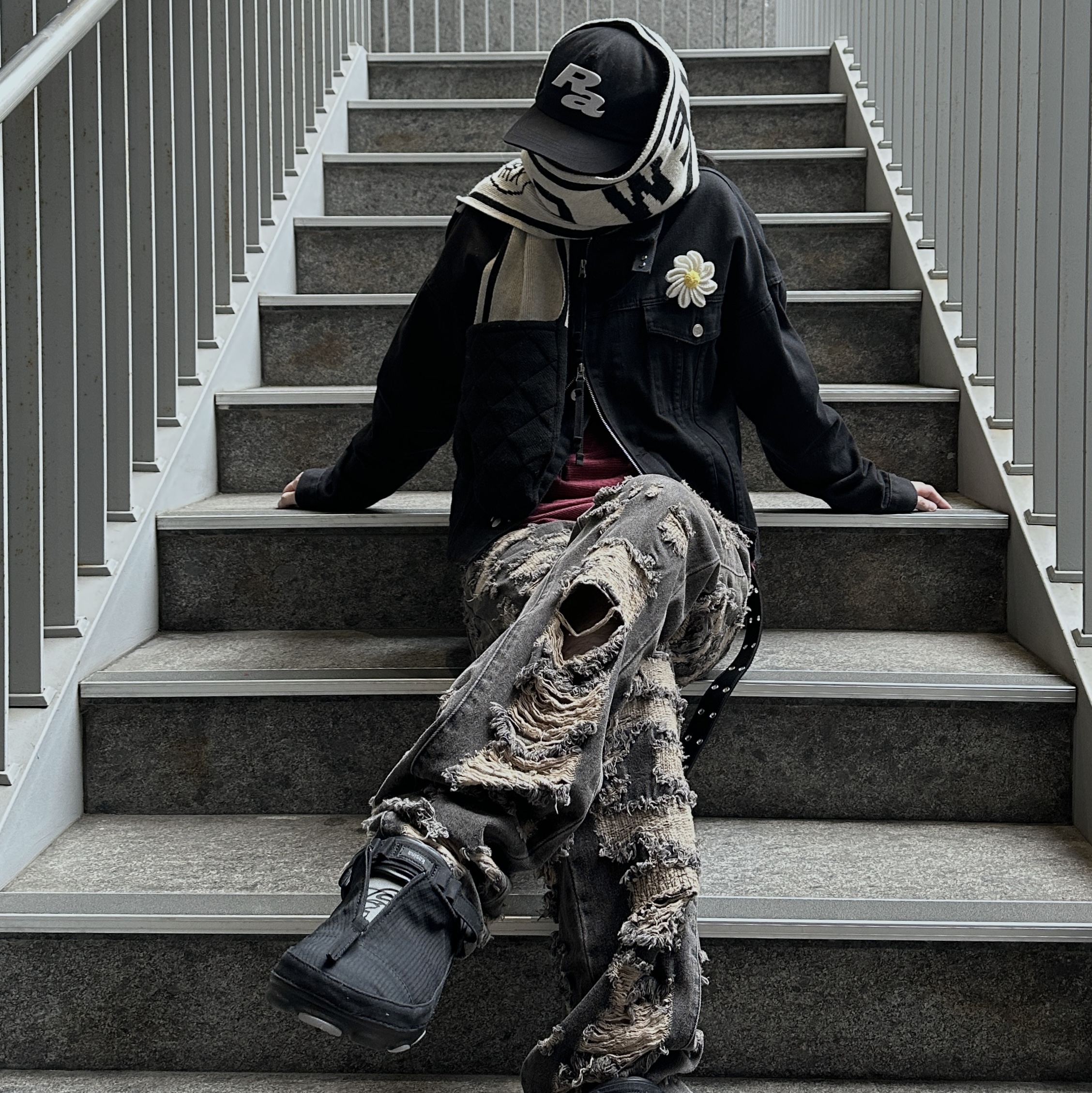 Peaceminusone Daisy Corsage #1 White, Crocs x Kasina All Terrain Clog Black 착용 스타일 - 2