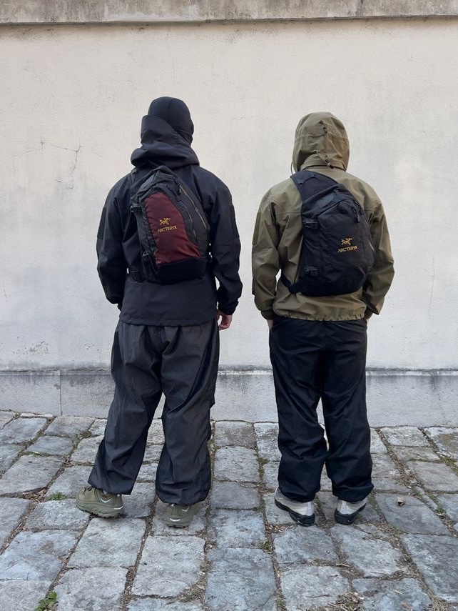 Arc'teryx Heliad 15 Backpack Black, Arc'teryx Mantis 26 Backpack Black 착용 스타일 - 4