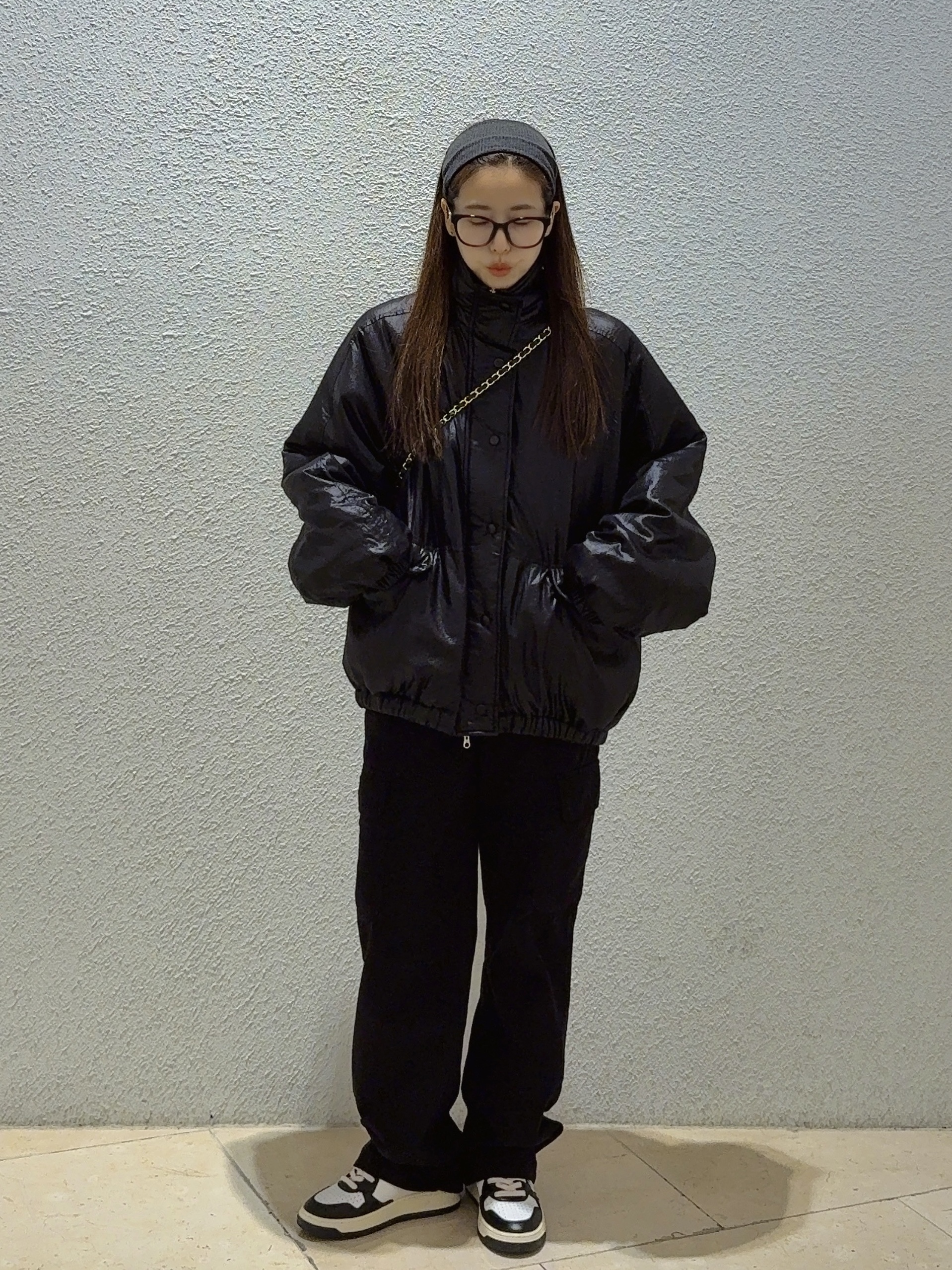 Chanel Medium Classic Handbag Grained Calfskin & Gold Black, (W) Autry Medalist Low Leather Sneakers Black White 착용 스타일 - 3