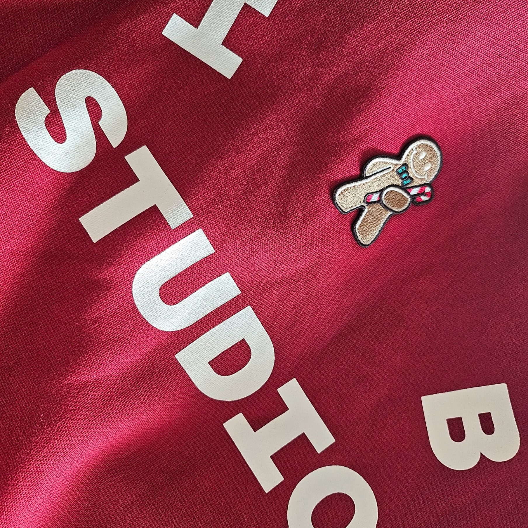 IAB Studio 24 Christmas Hoodie Burgundy Oatmeal 착용 스타일