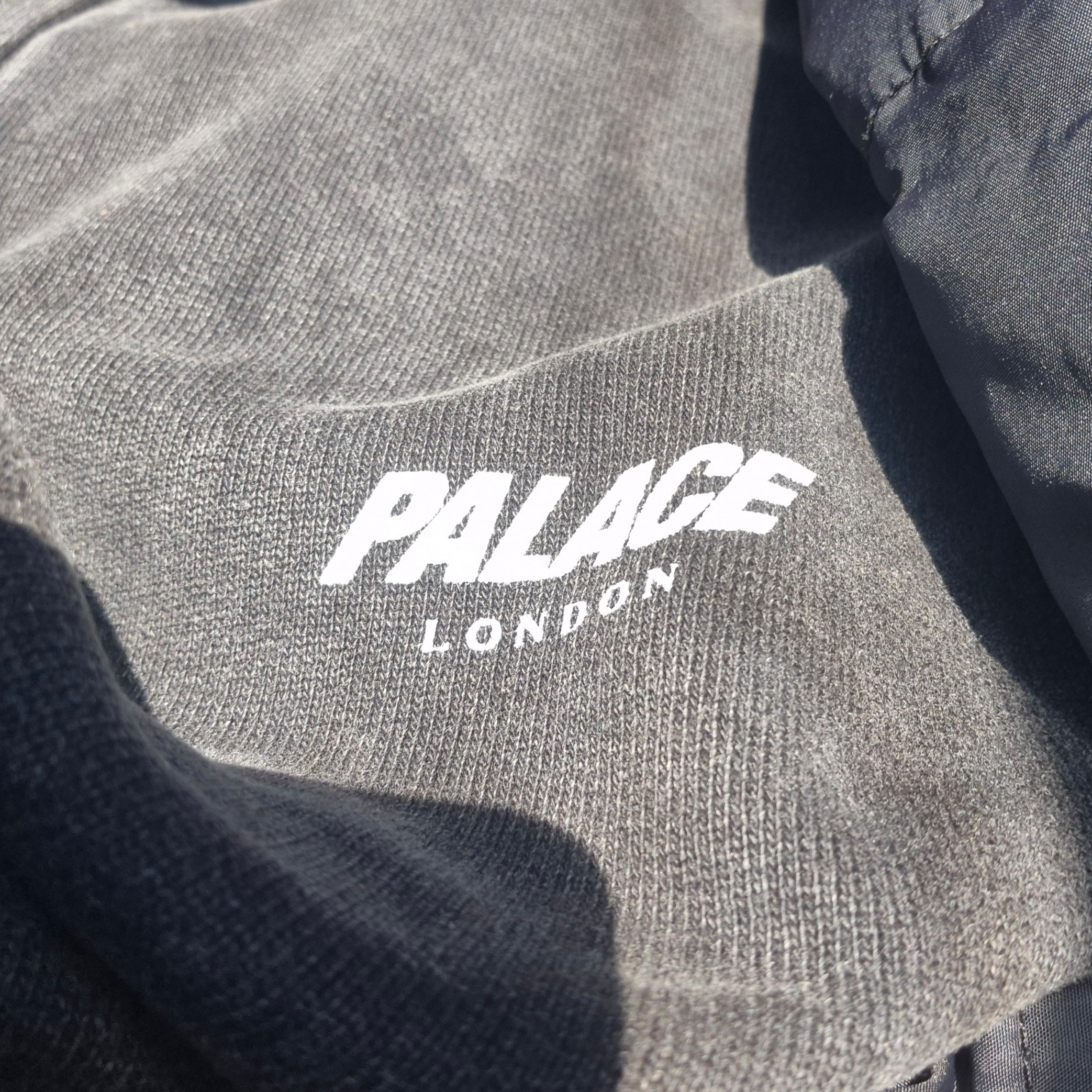 Palace Pigment Wash Palace London Zip Funnel Black - 24SS 착용 스타일