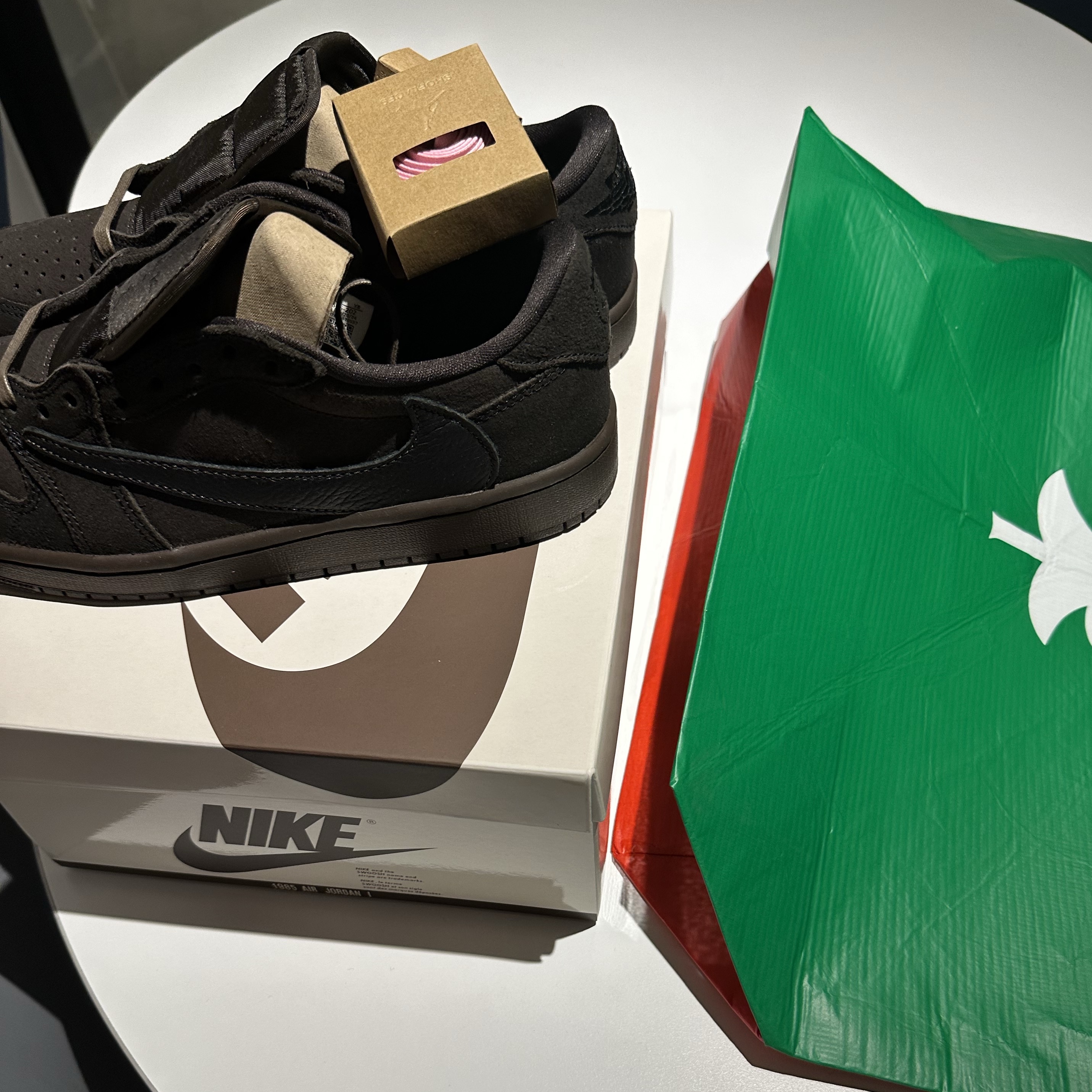 Jordan 1 x Travis Scott Retro Low OG SP Velvet Brown and Dark Mocha 착용 스타일