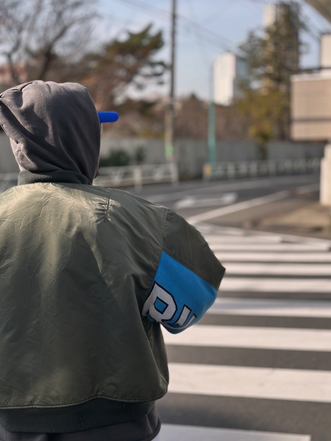Saint Mxxxxxx Damage MA-1 Jacket Khaki - 24AW, Saint Mxxxxxx Saint Cap White Blue 착용 스타일 - 2