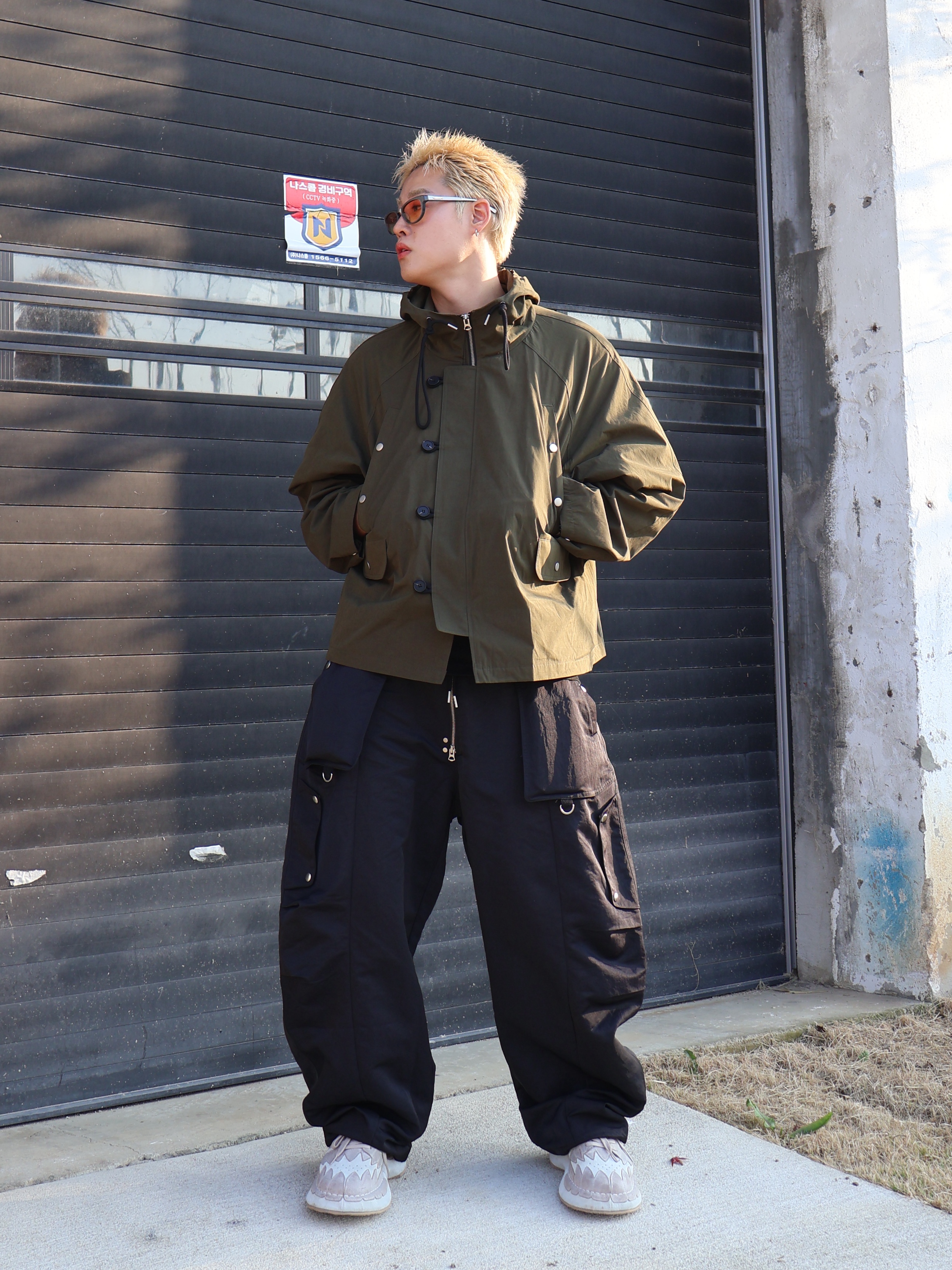 PHOS333 Wind Breaker Jacket Khaki 착용 스타일 - 1
