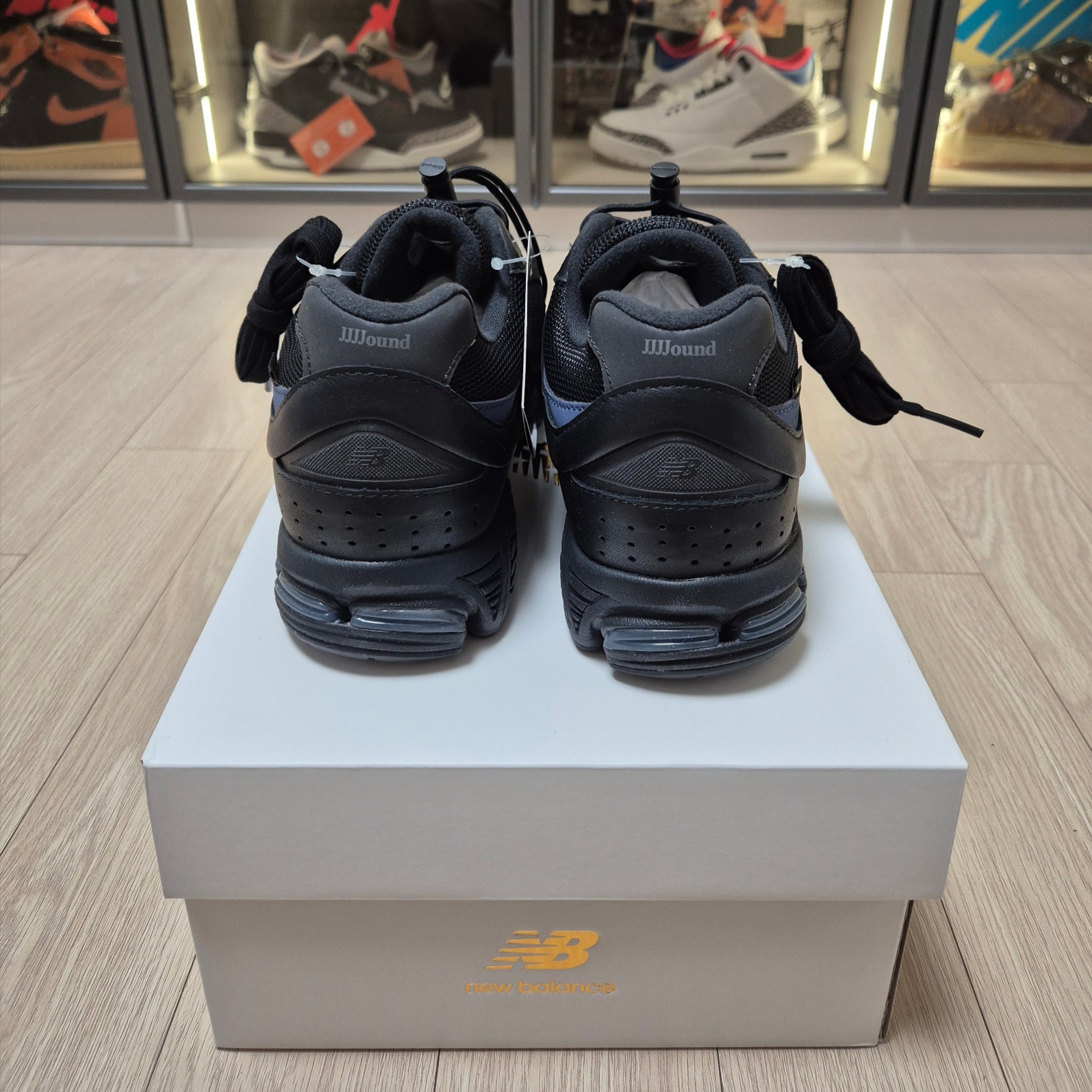 New Balance x JJJJound 2002R Leather Gore-Tex Black Storm 착용 스타일 - 2