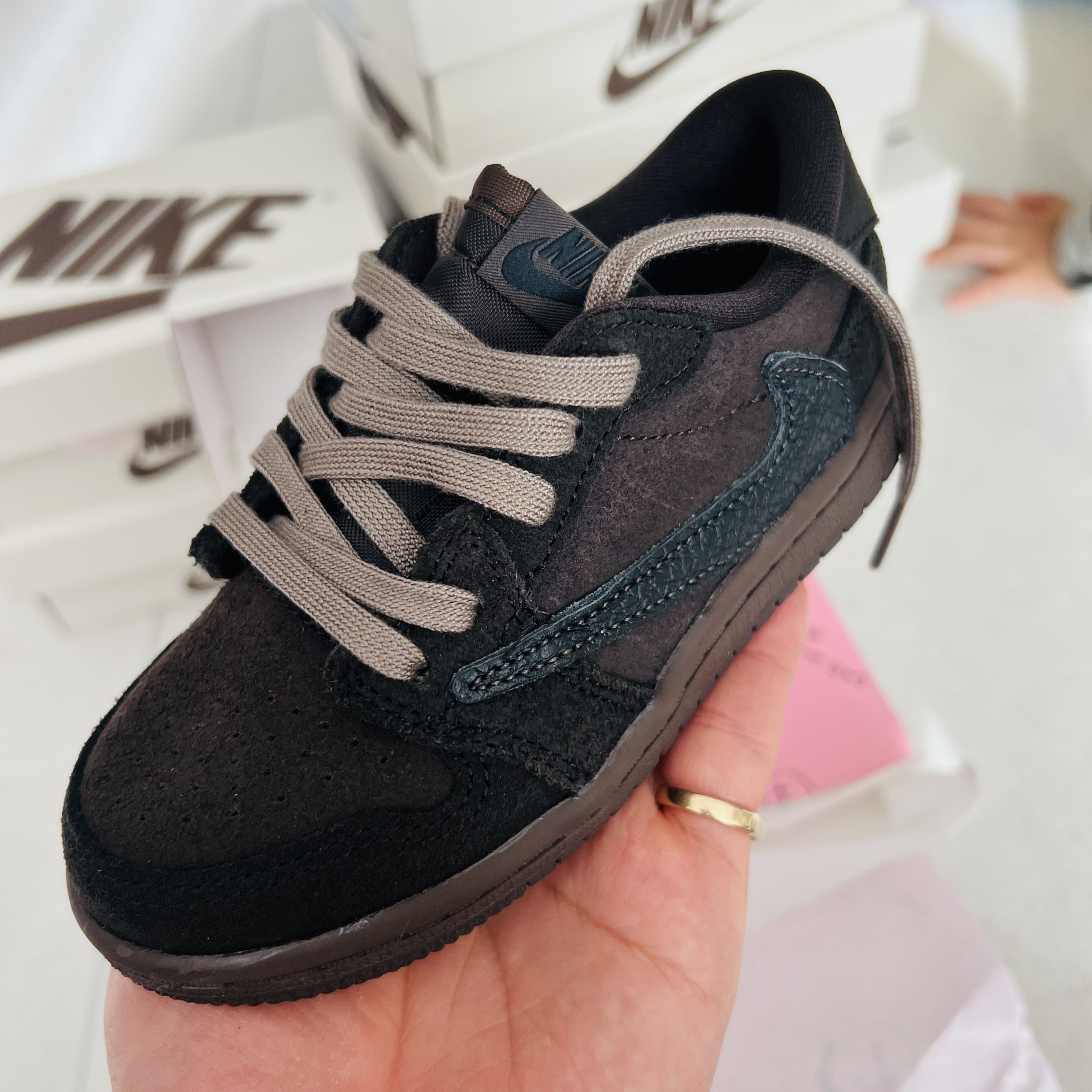 (TD) Jordan 1 x Travis Scott Retro Low OG SP Velvet Brown and Dark Mocha, (Kids) Burberry Vintage Check Icon Stripe Ball Cap Archive Beige 착용 스타일 - 2