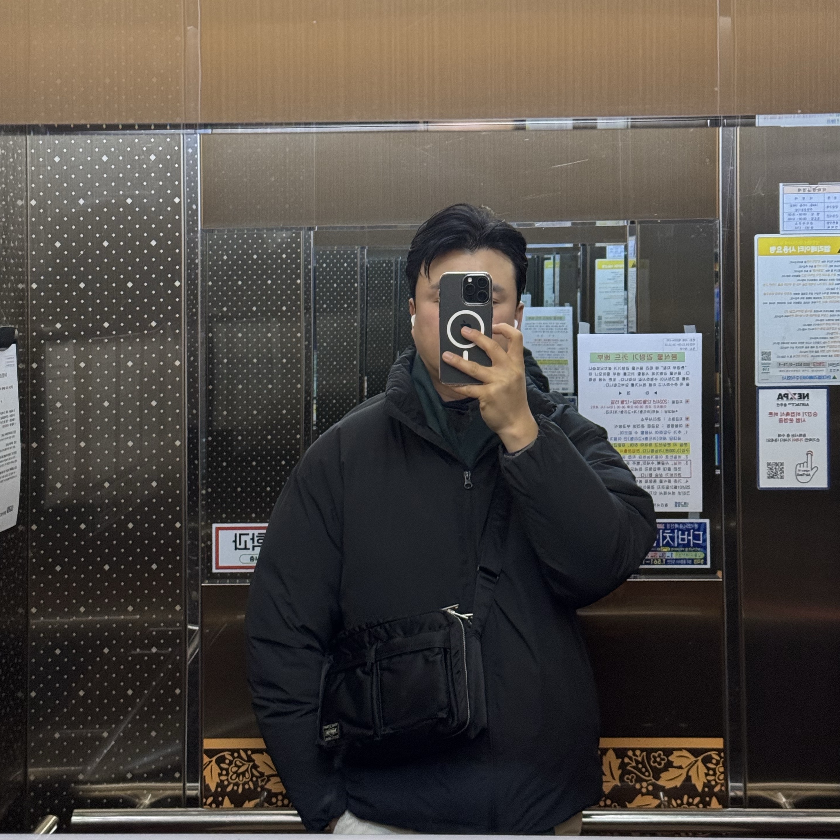 Porter Force Shoulder Bag S Black, Apple iPhone 15 Pro Max 1TB Black Titanium (Korean Ver.) 착용 스타일
