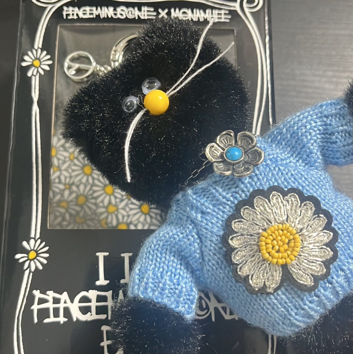 Monamhee x Peaceminusone Daihee Plush Keyring 착용 스타일