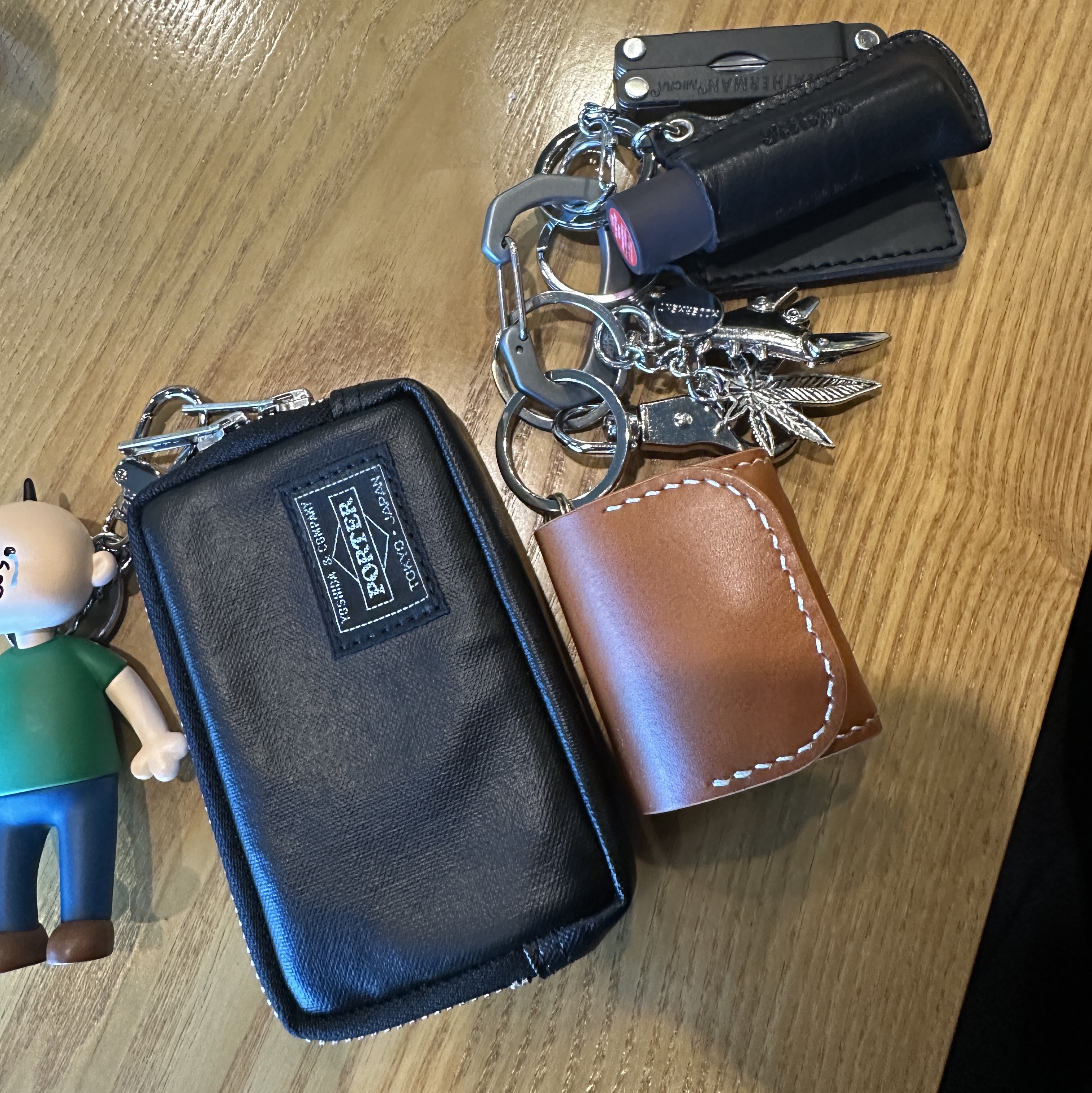 Porter Freestyle Multi Coin Case Black 착용 스타일