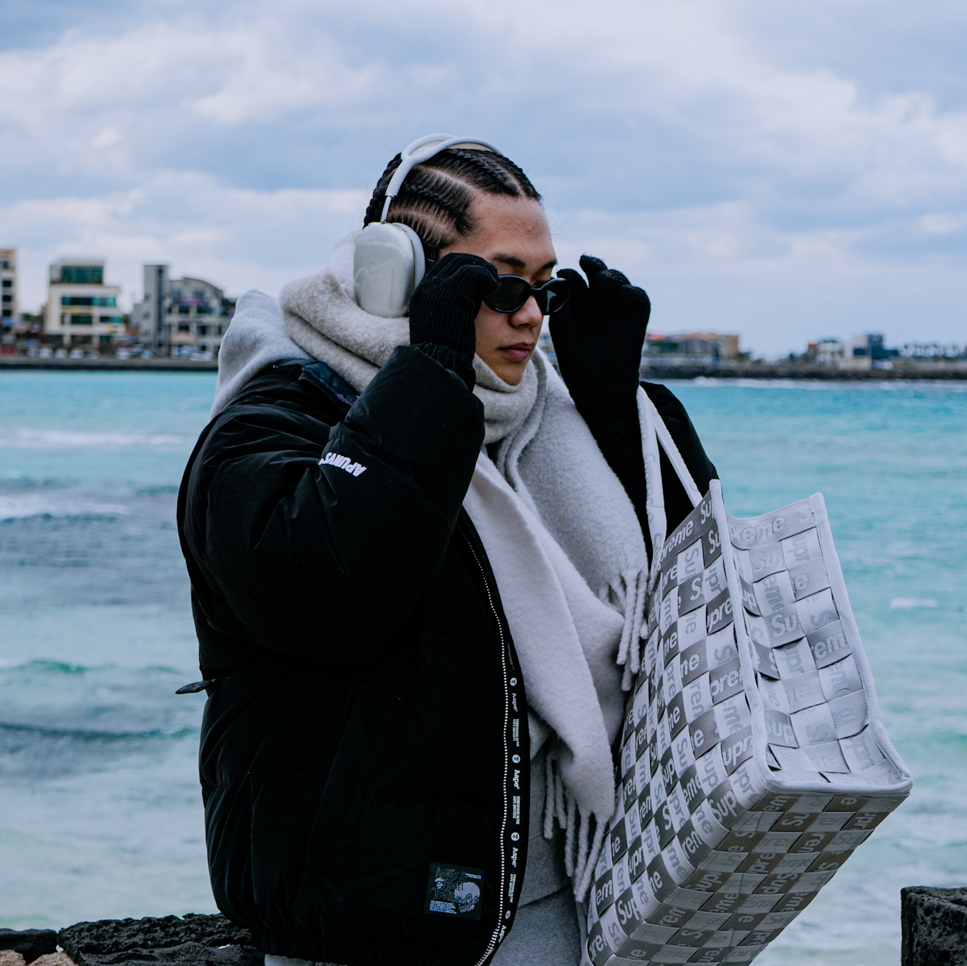 Supreme Woven Tote Grey - 24SS 착용 스타일