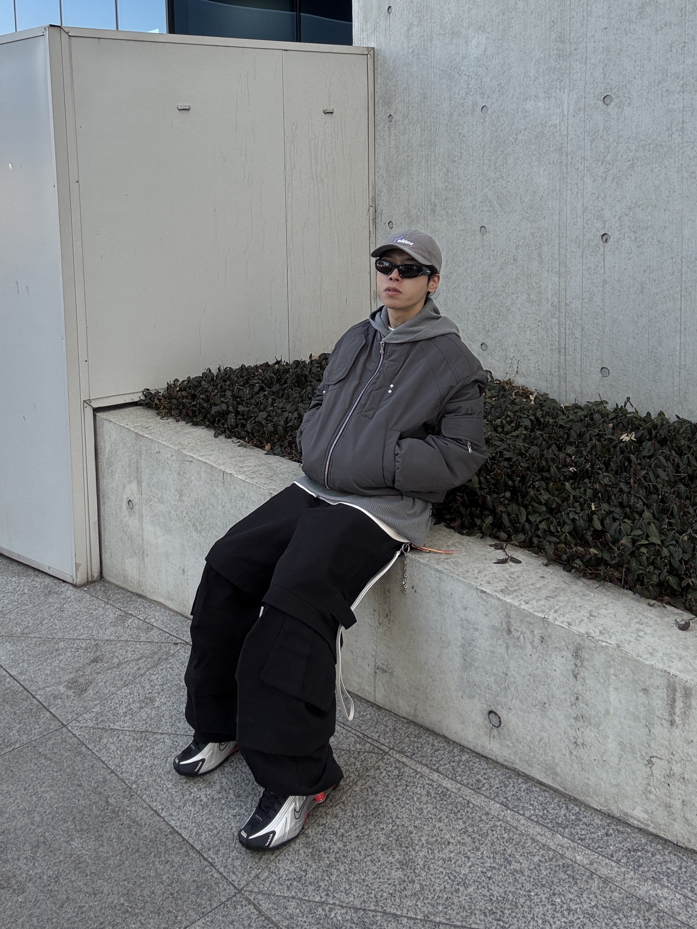 Undermycar Ababell Multi Flap Oversized Bomber Balsam Green - 22SS, Nike Shox R4 Black and Metallic Silver 착용 스타일 - 3