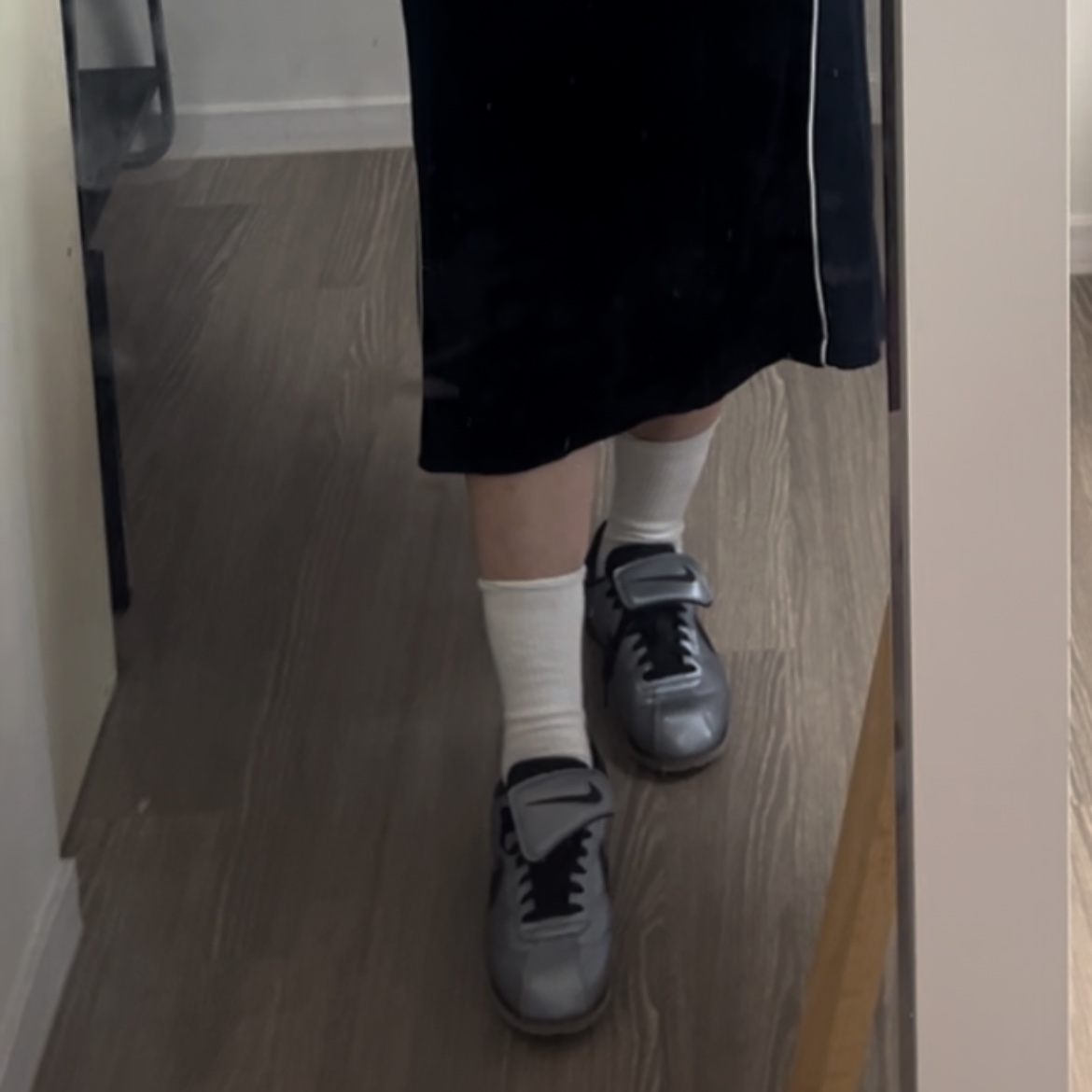 Nike Cortez Leather SE Metallic Cool Grey Black 착용 스타일 - 3