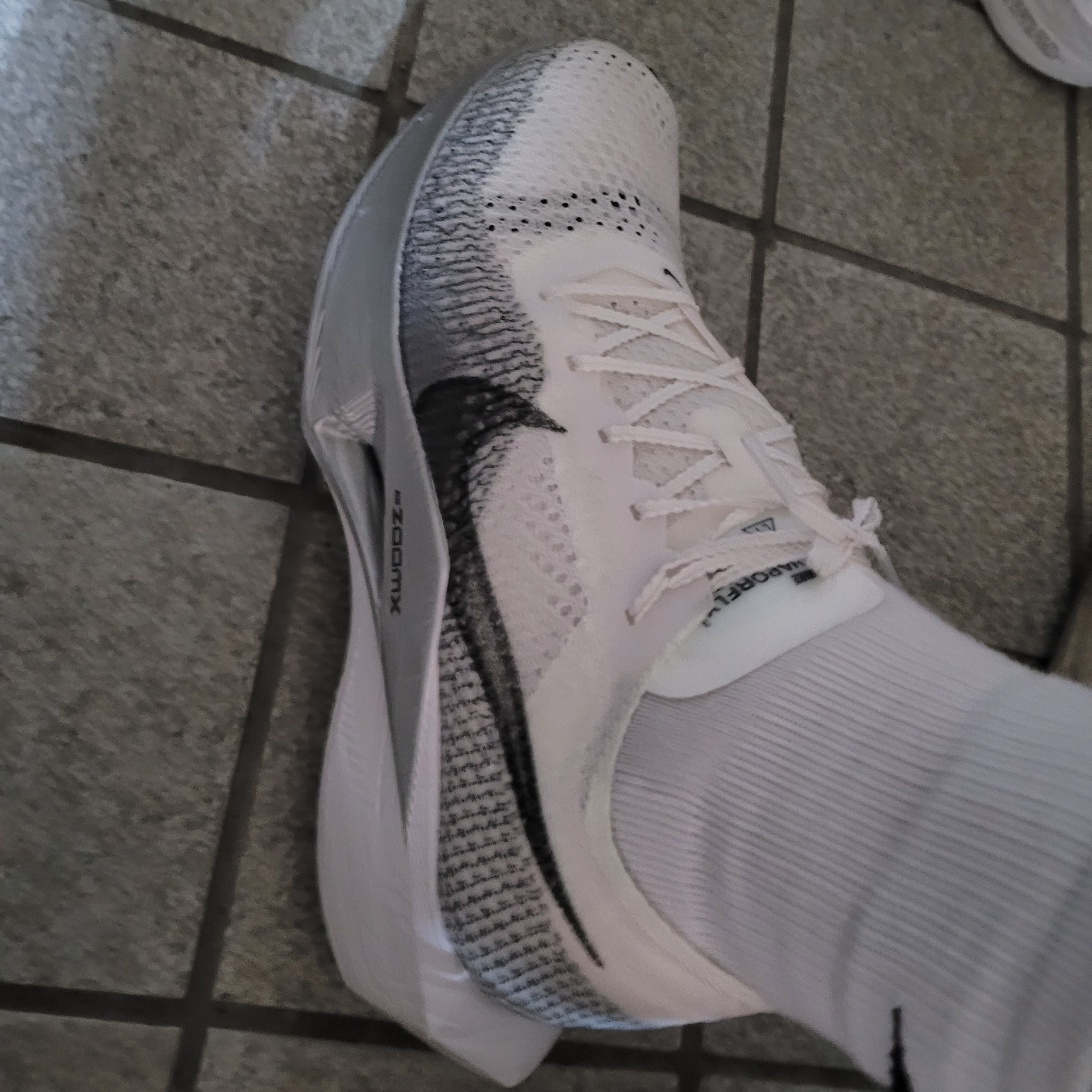 Nike ZoomX Vaporfly Next% 3 White Grey 착용 스타일 - 7