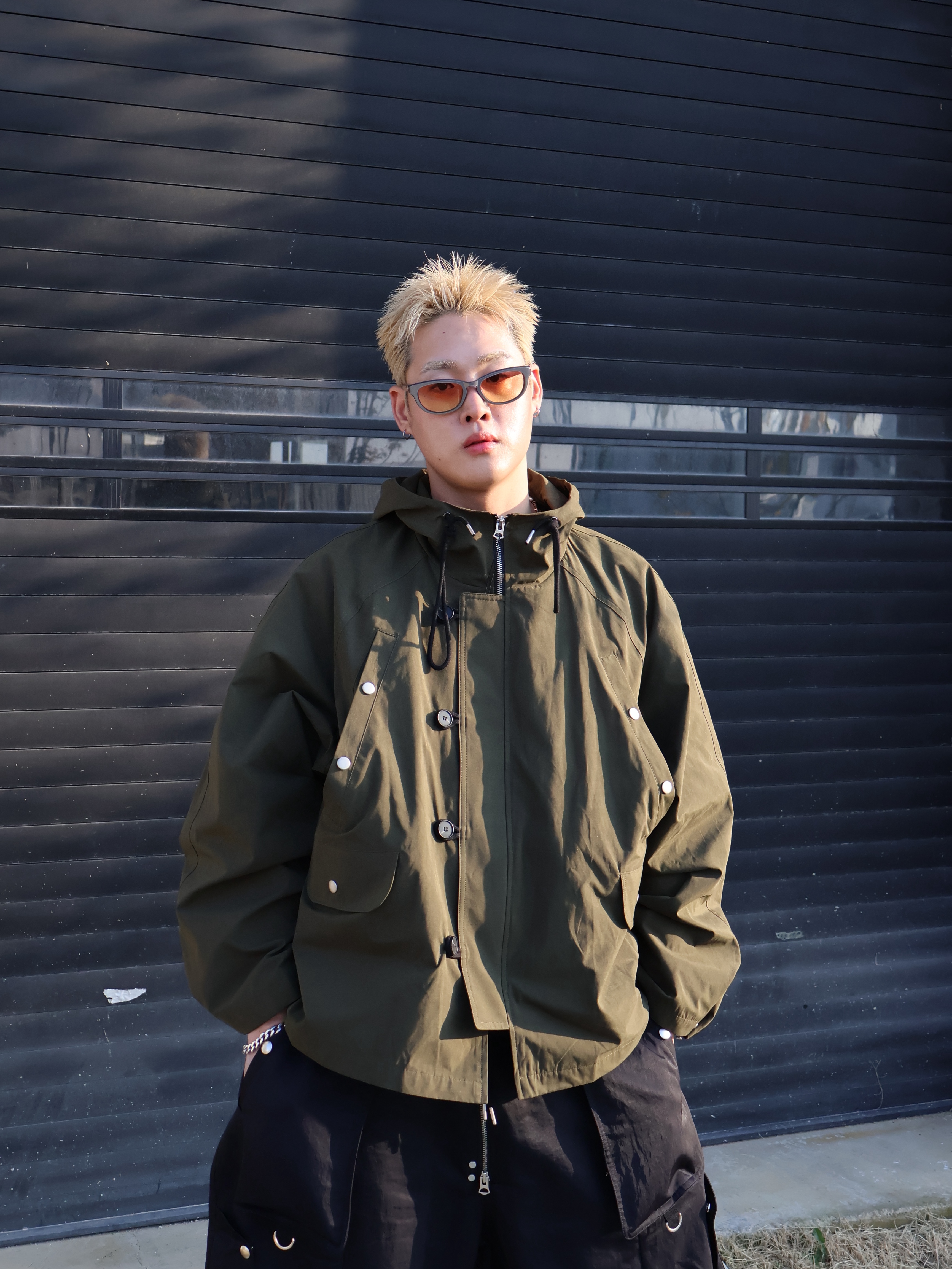 PHOS333 Wind Breaker Jacket Khaki 착용 스타일 - 3