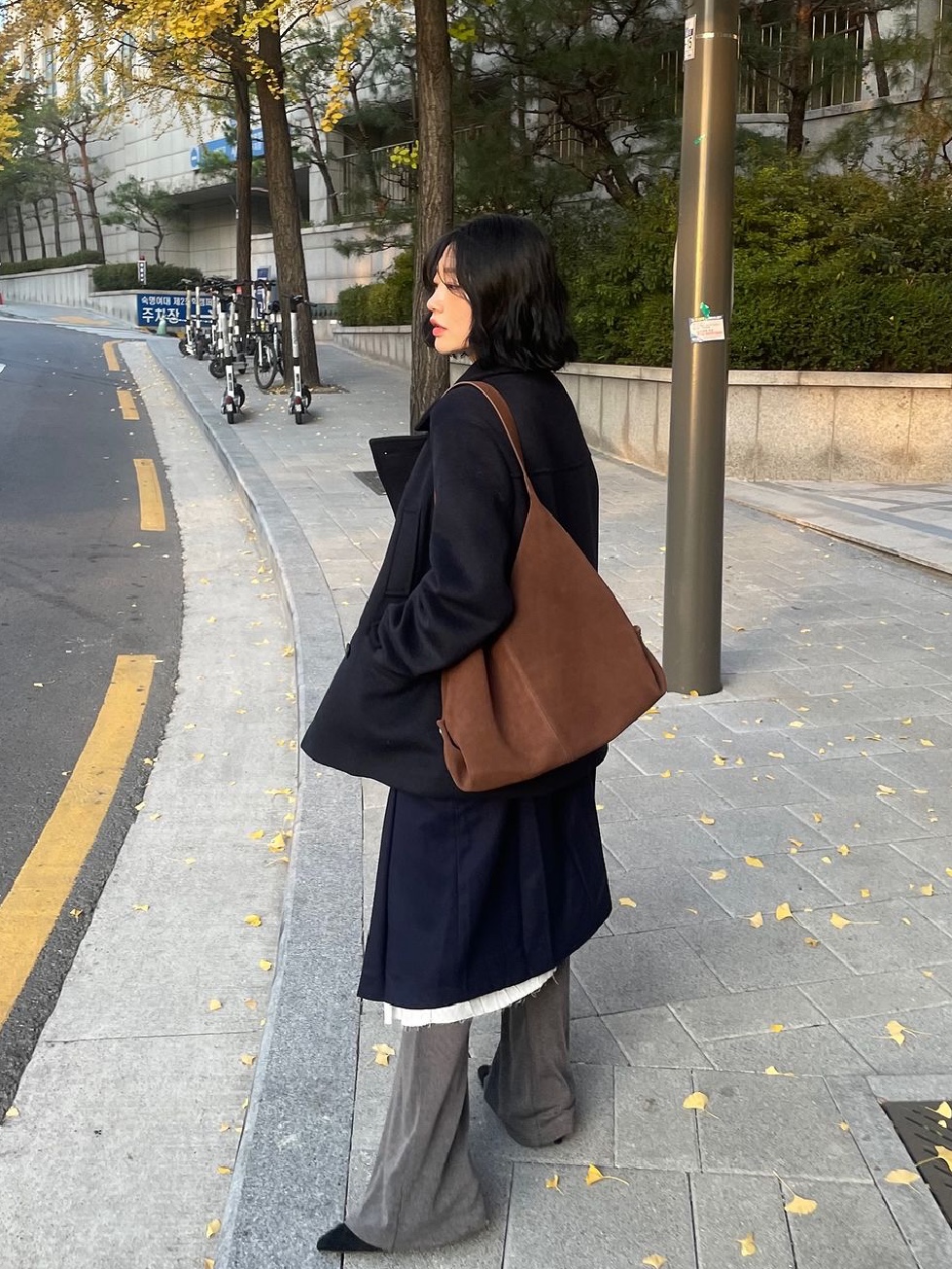 Siyazu SIAC3053 Flow Bag Brown 착용 스타일 - 1