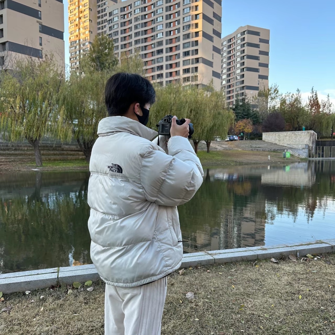 The North Face On Ball Jacket White Sand 착용 스타일 - 1