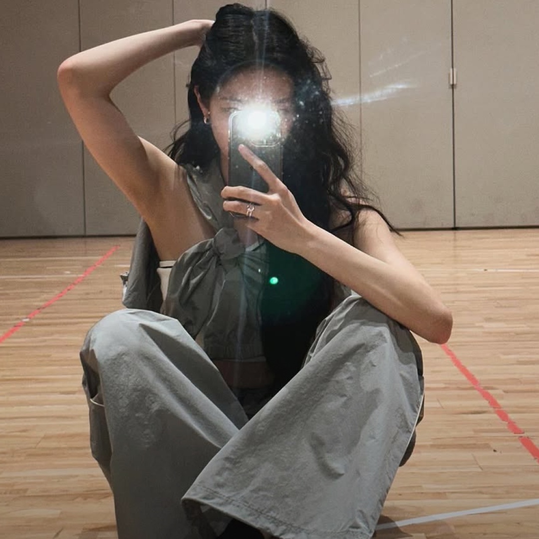 Yeezy Gap Engineered By Balenciaga Dove Shrunken Hoodie Beige, Gentle Monster Ghost 01 Black 착용 스타일 - 7