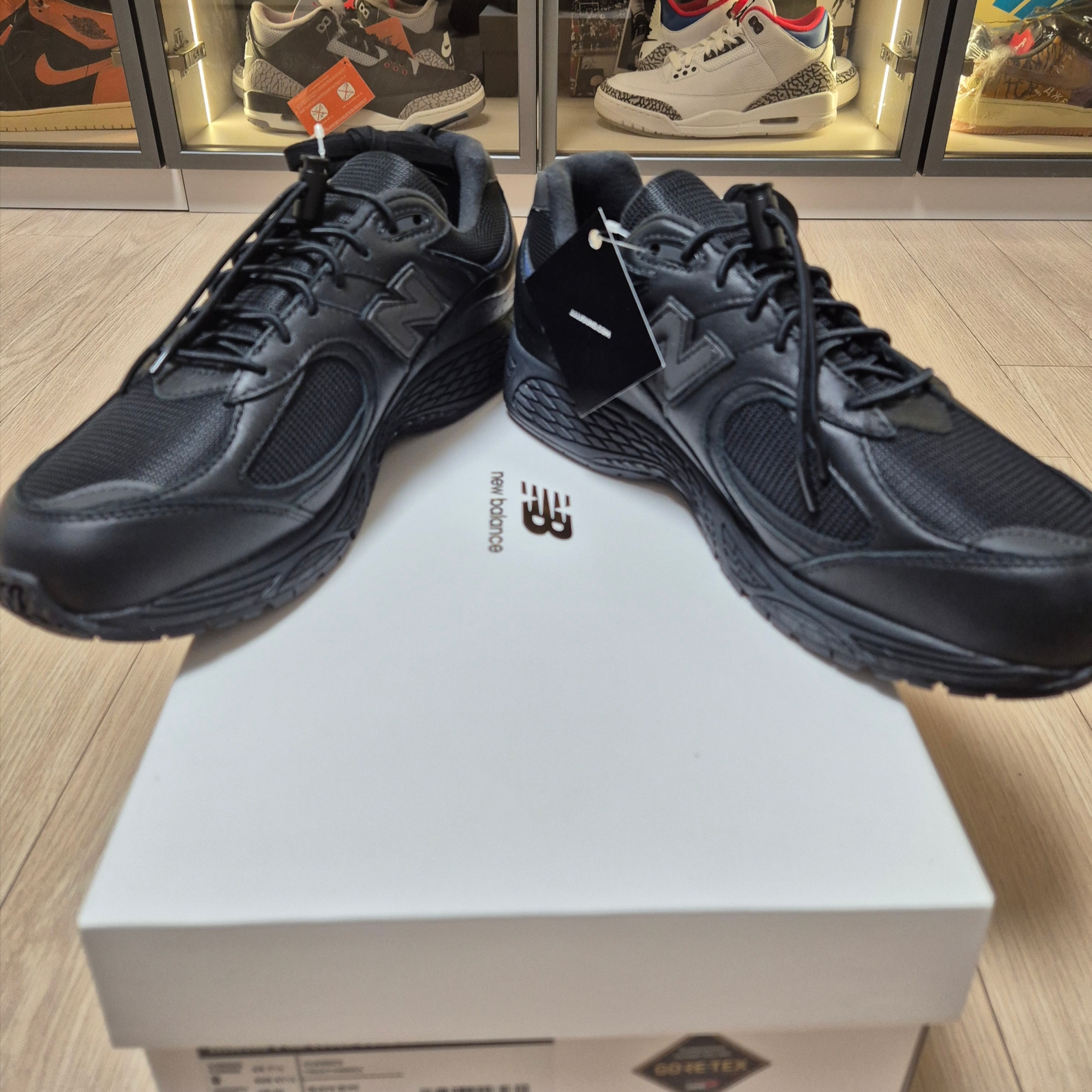 New Balance x JJJJound 2002R Leather Gore-Tex Black Storm 착용 스타일 - 5