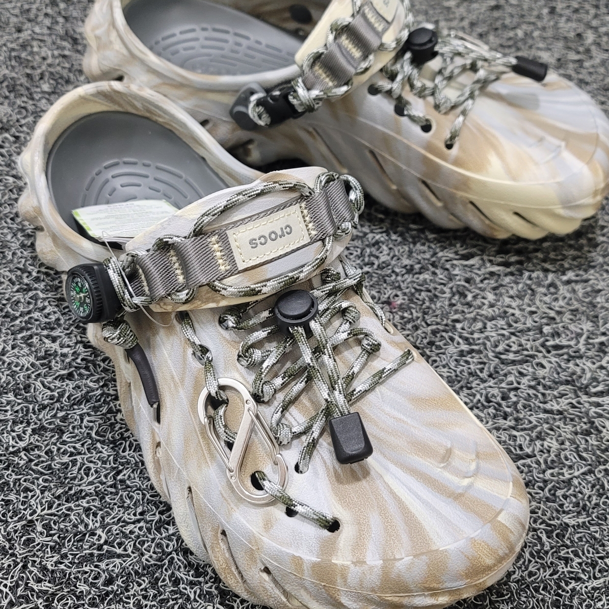 Crocs Echo Marbled Clog Bone Multi 착용 스타일 - 3