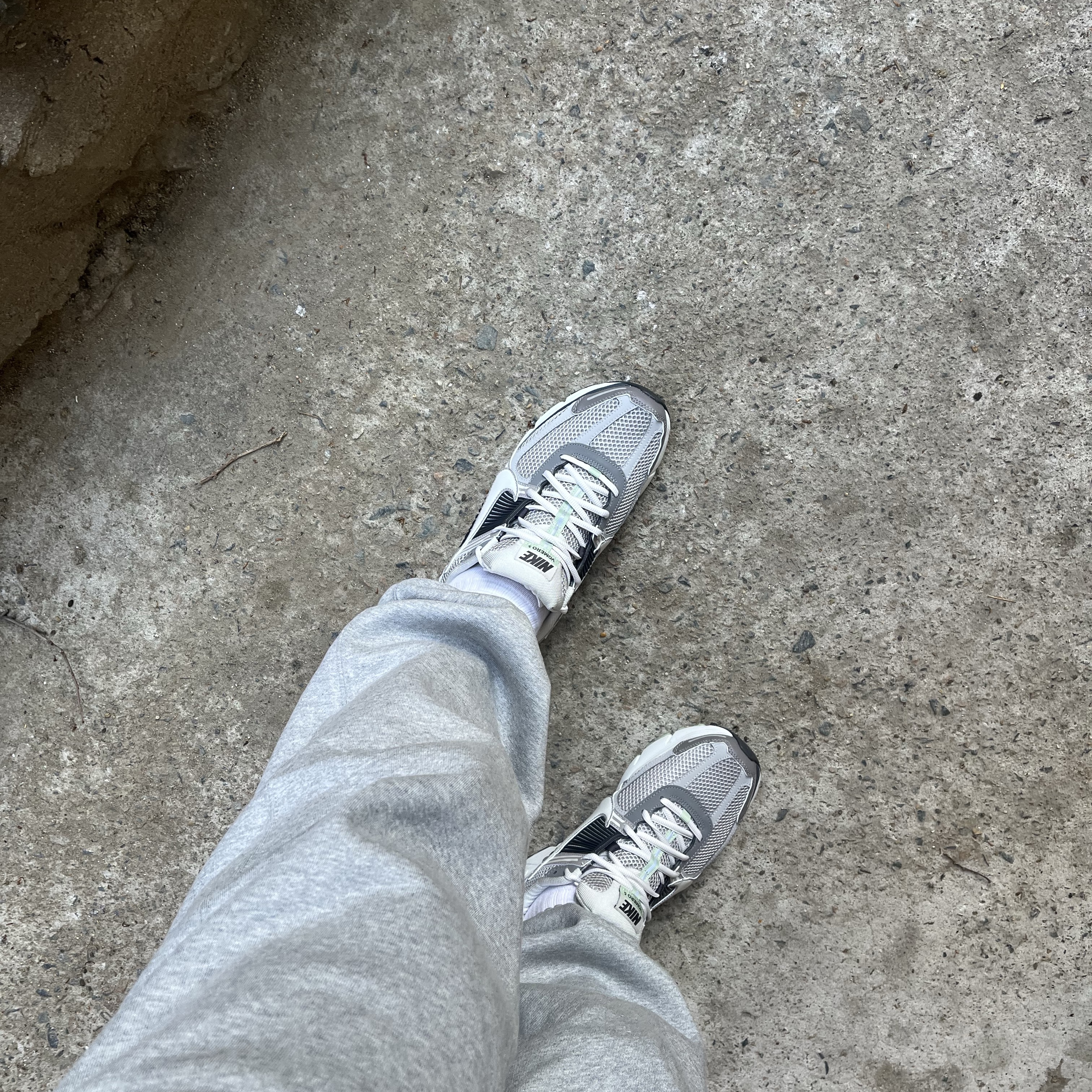 (W) Nike Zoom Vomero 5 Cobblestone and Flat Pewter, Nike x Stussy NRG RA Fleece Pants Dark Grey Heather (DJ9490-063) 착용 스타일