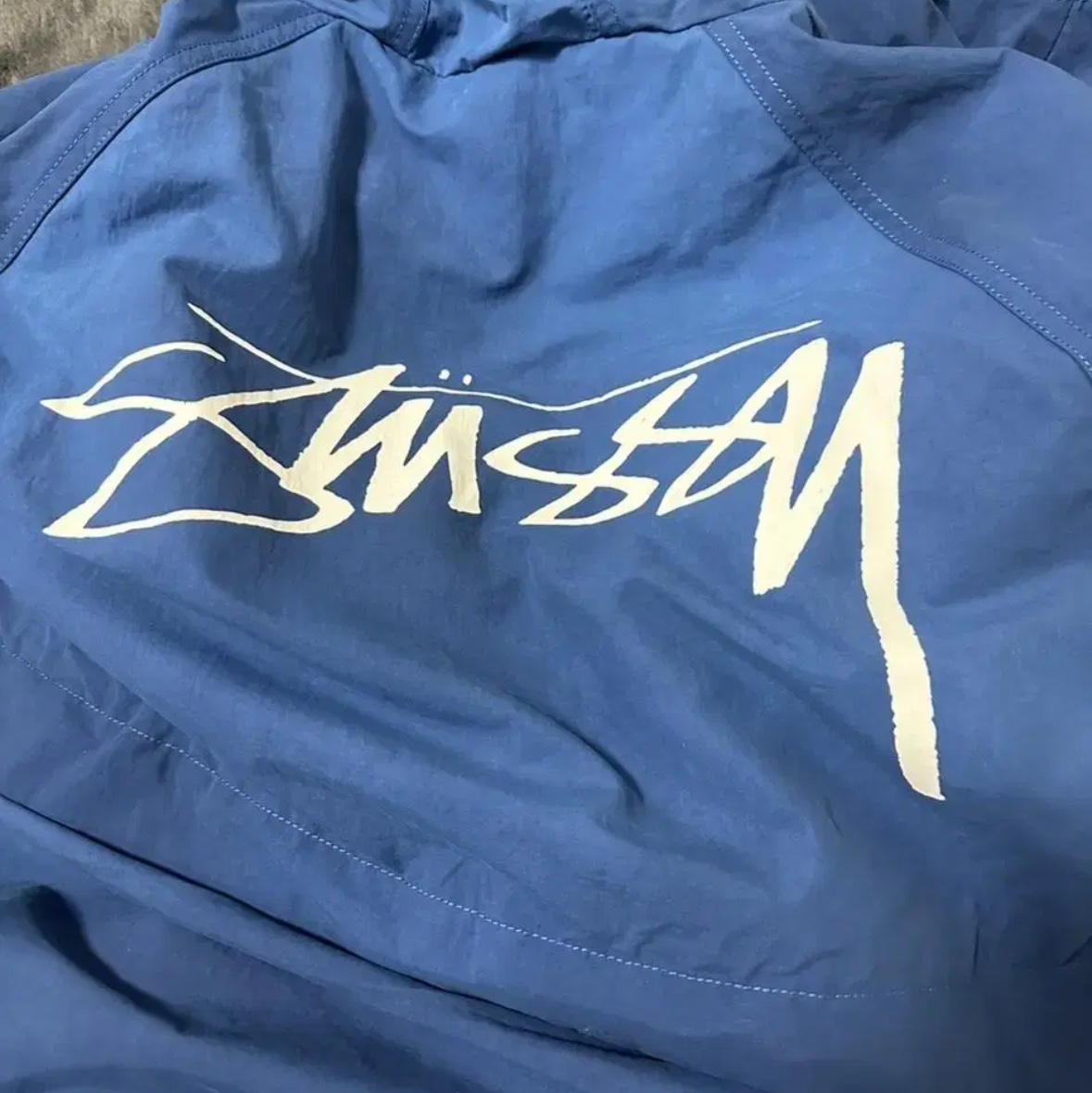 Stussy Wave Dye Beach Shell Jacket Cobalt 착용 스타일