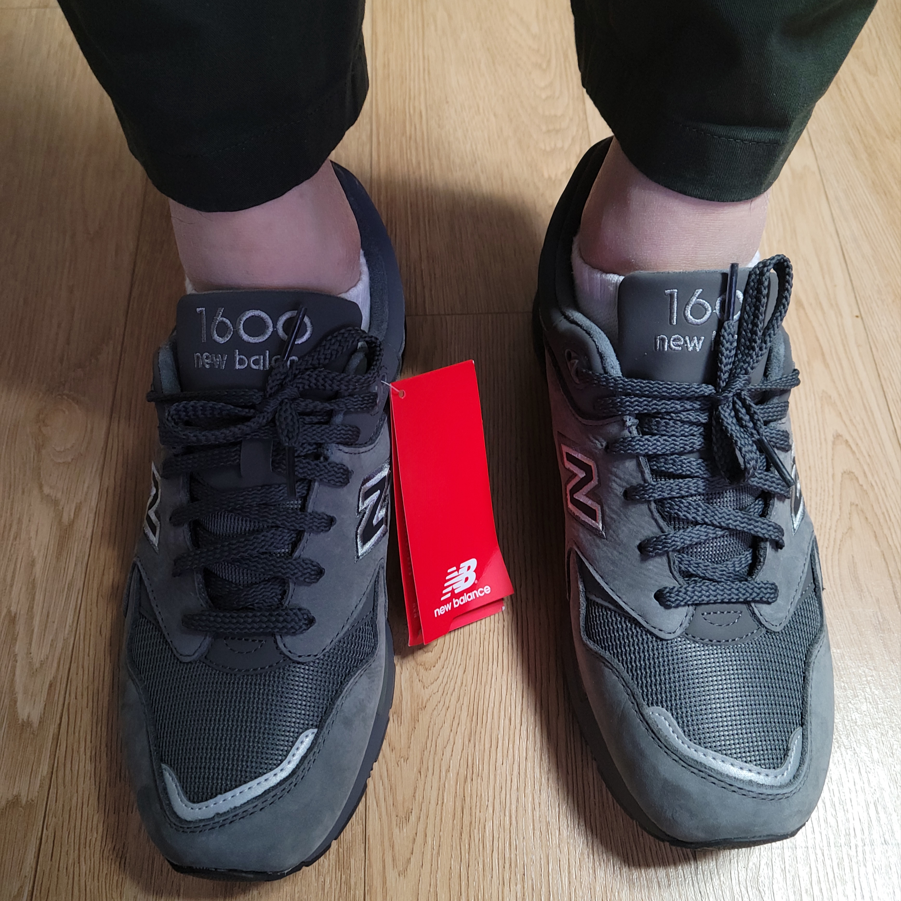 New Balance 1600 Dark Grey 착용 스타일
