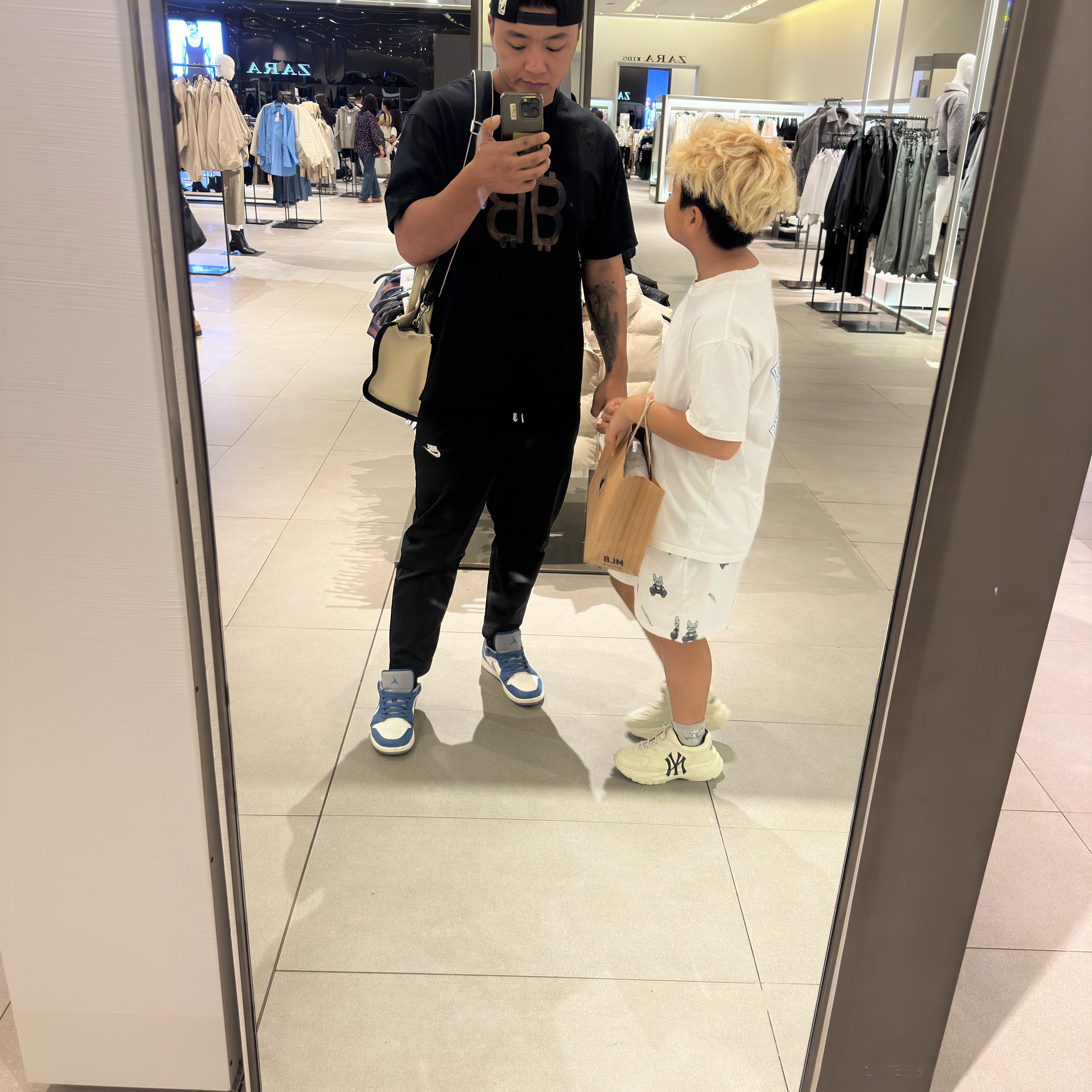 Balenciaga Oversized Crypto T-Shirt Faded Black, Jordan 1 Low True Blue Cement Grey 착용 스타일 - 1