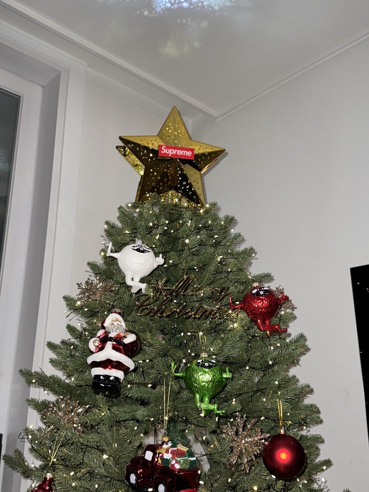Supreme Camacho Ornament White - 23FW, Supreme Camacho Ornament Green - 23FW 착용 스타일 - 4
