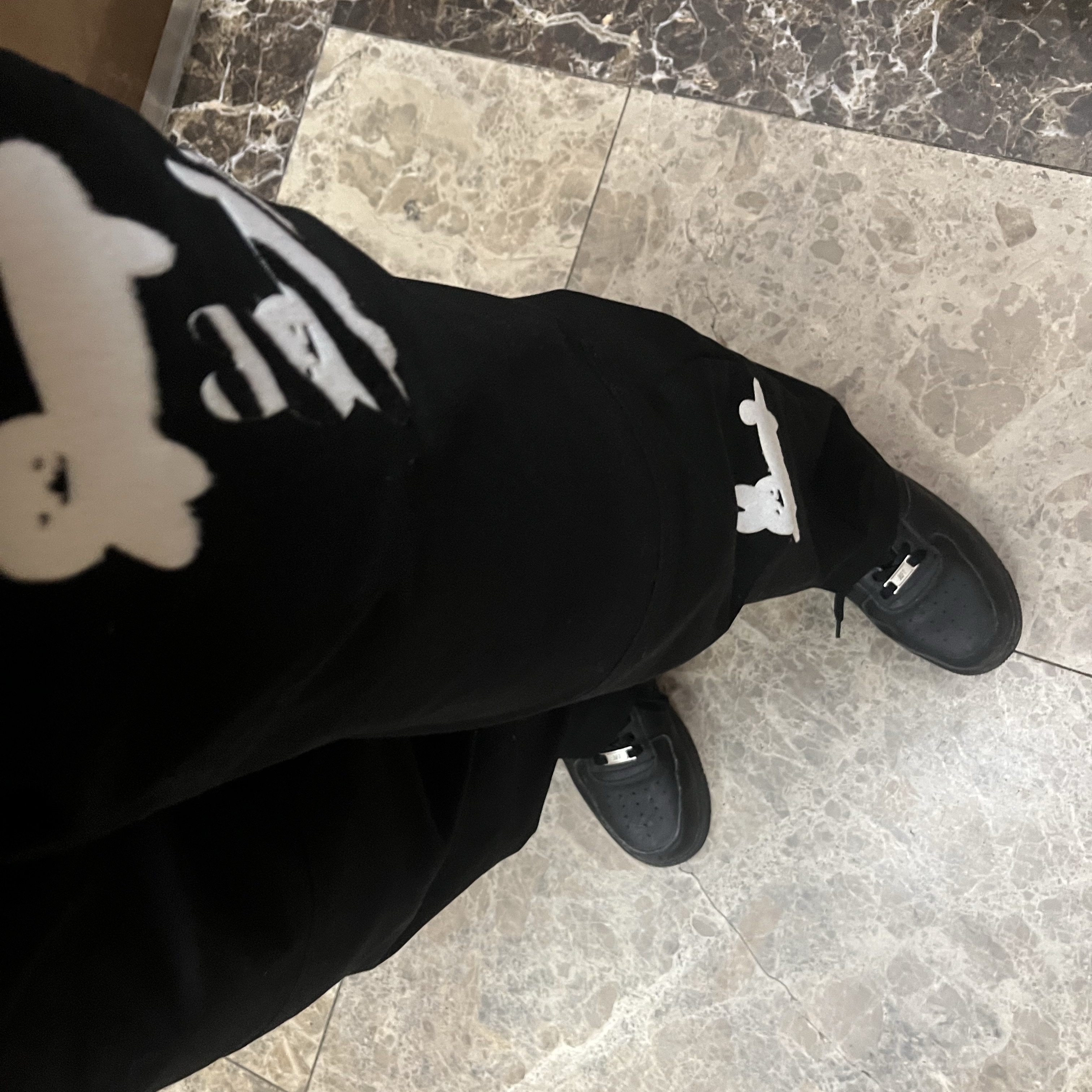 Nike Air Force 1 '07 Low Triple Black 착용 스타일