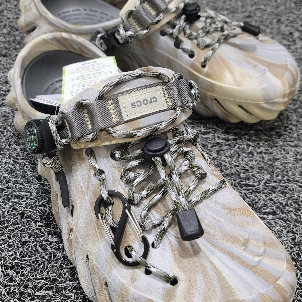 Crocs Echo Marbled Clog Bone Multi 착용 스타일 - 1
