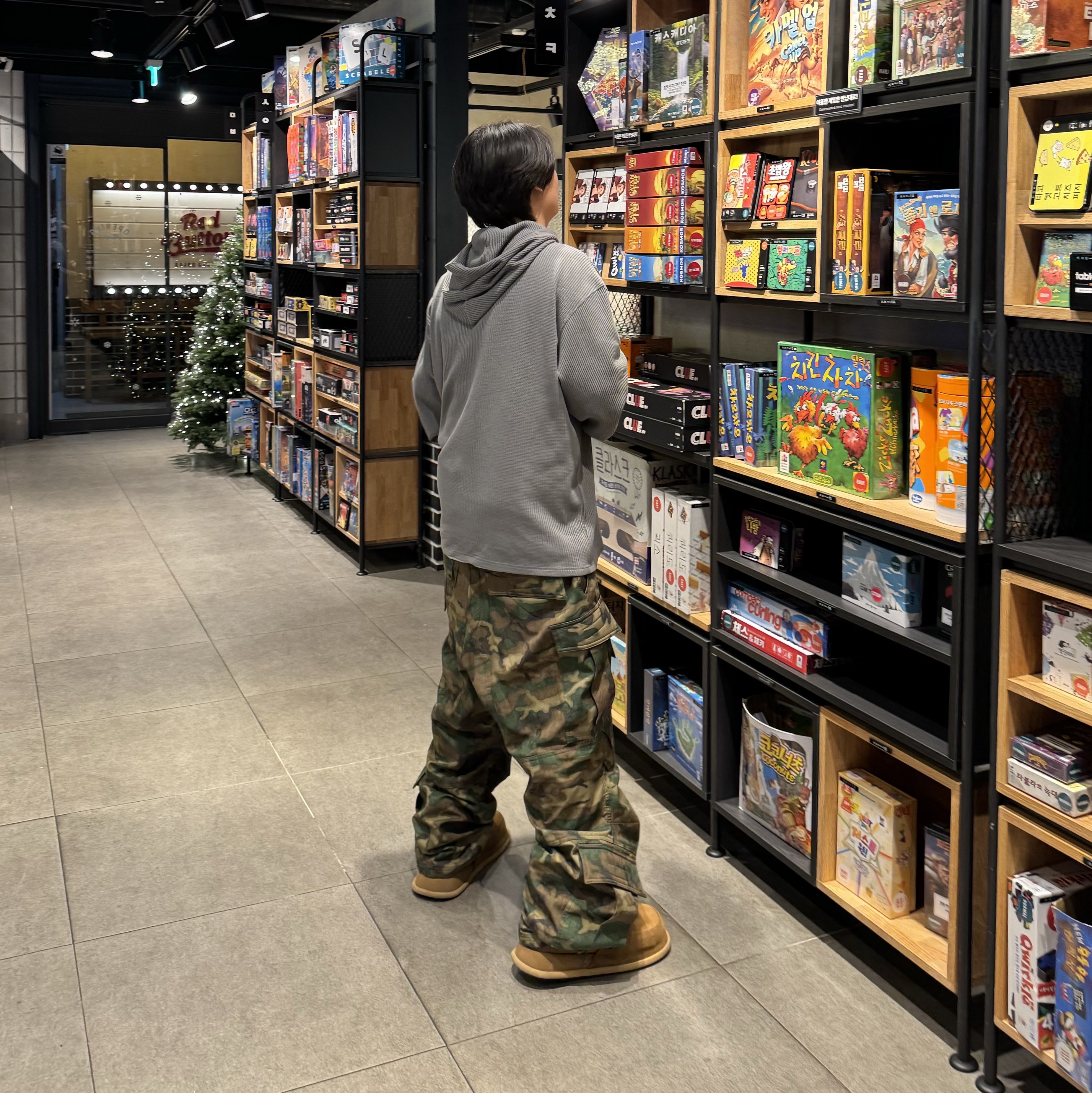 Kinchi x Non Parking N Road Boots Brown, Farfromwhat Far Camo Cargo Pants Green 착용 스타일