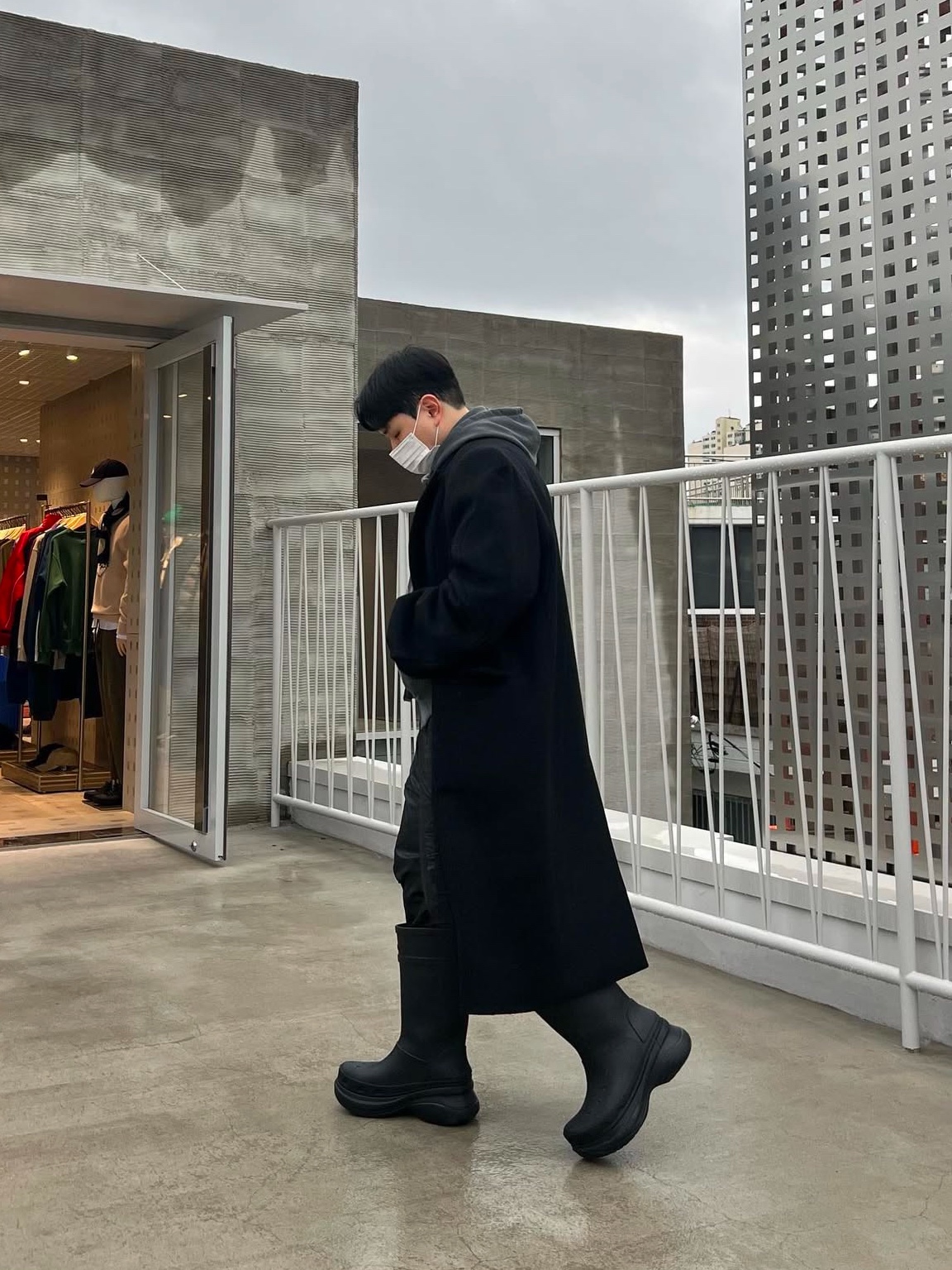 Balenciaga x Crocs Rubber Boot Black 착용 스타일
