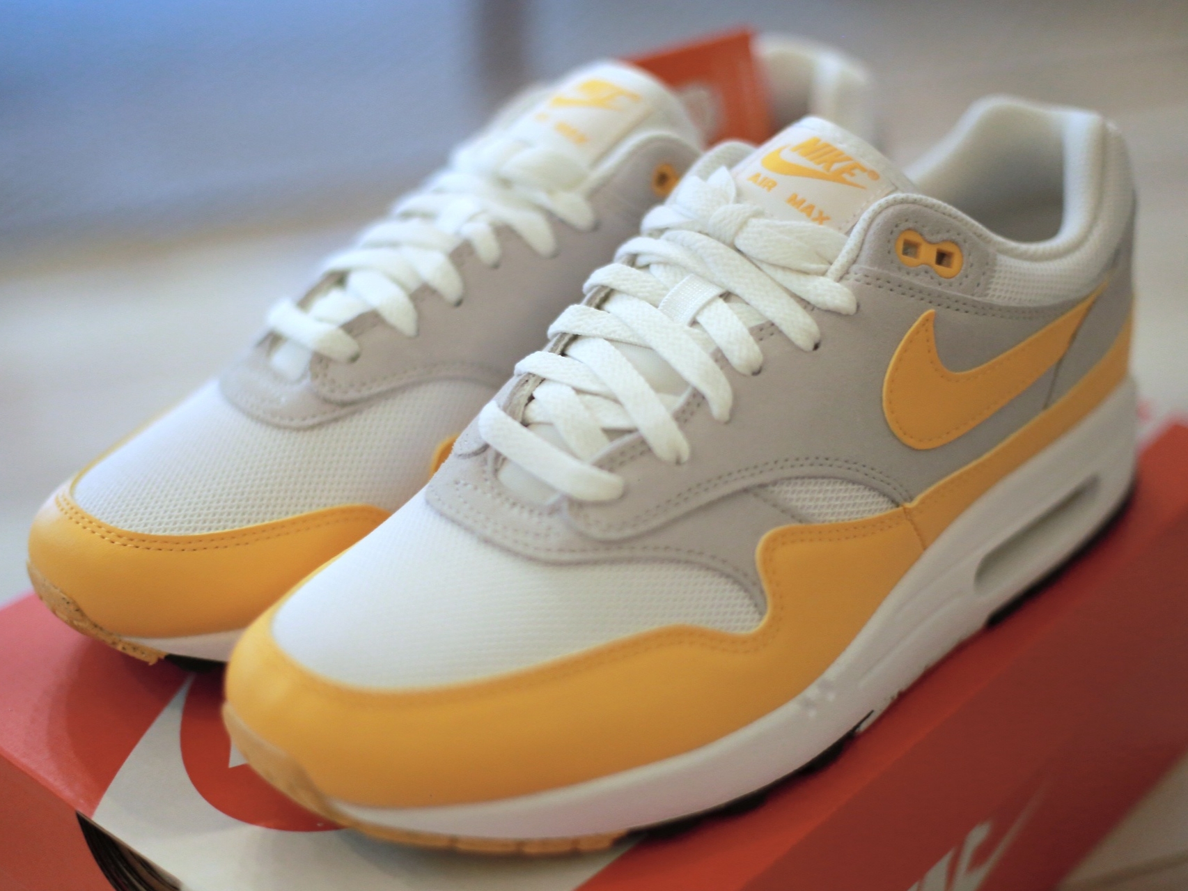Nike Air Max 1 Essential White University Gold 착용 스타일 - 2