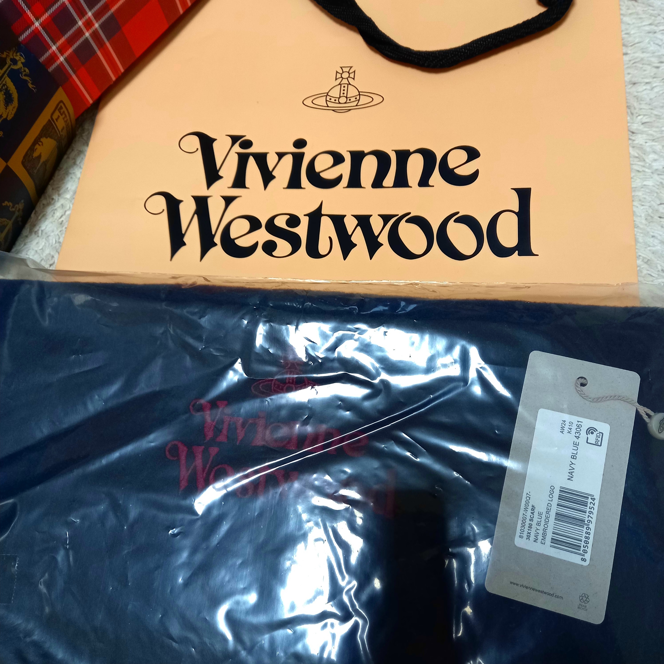 Vivienne Westwood Embroidered Logo Muffler Navy 착용 스타일 - 2