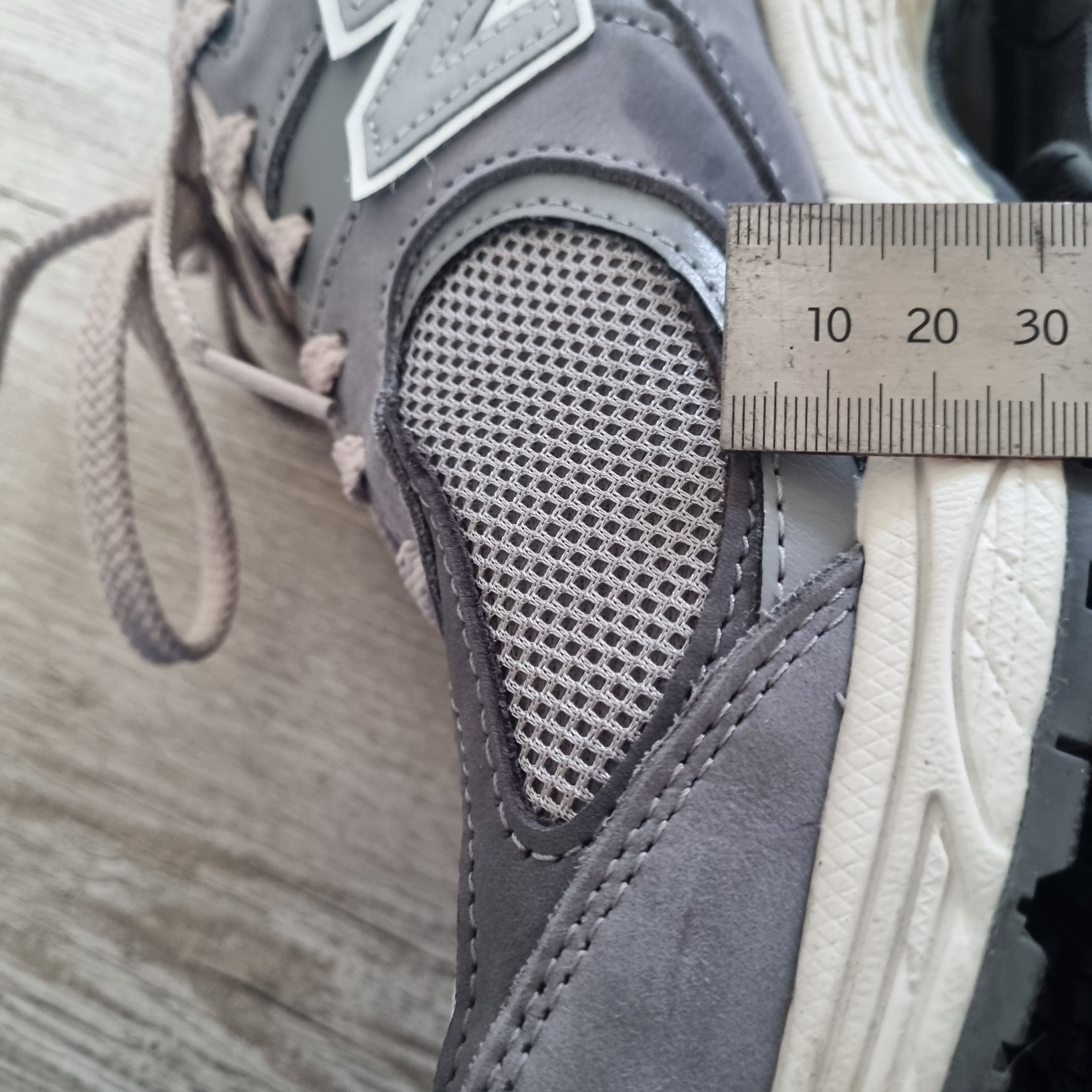 New Balance 2002R Premium Vintage Grey 착용 스타일 - 3