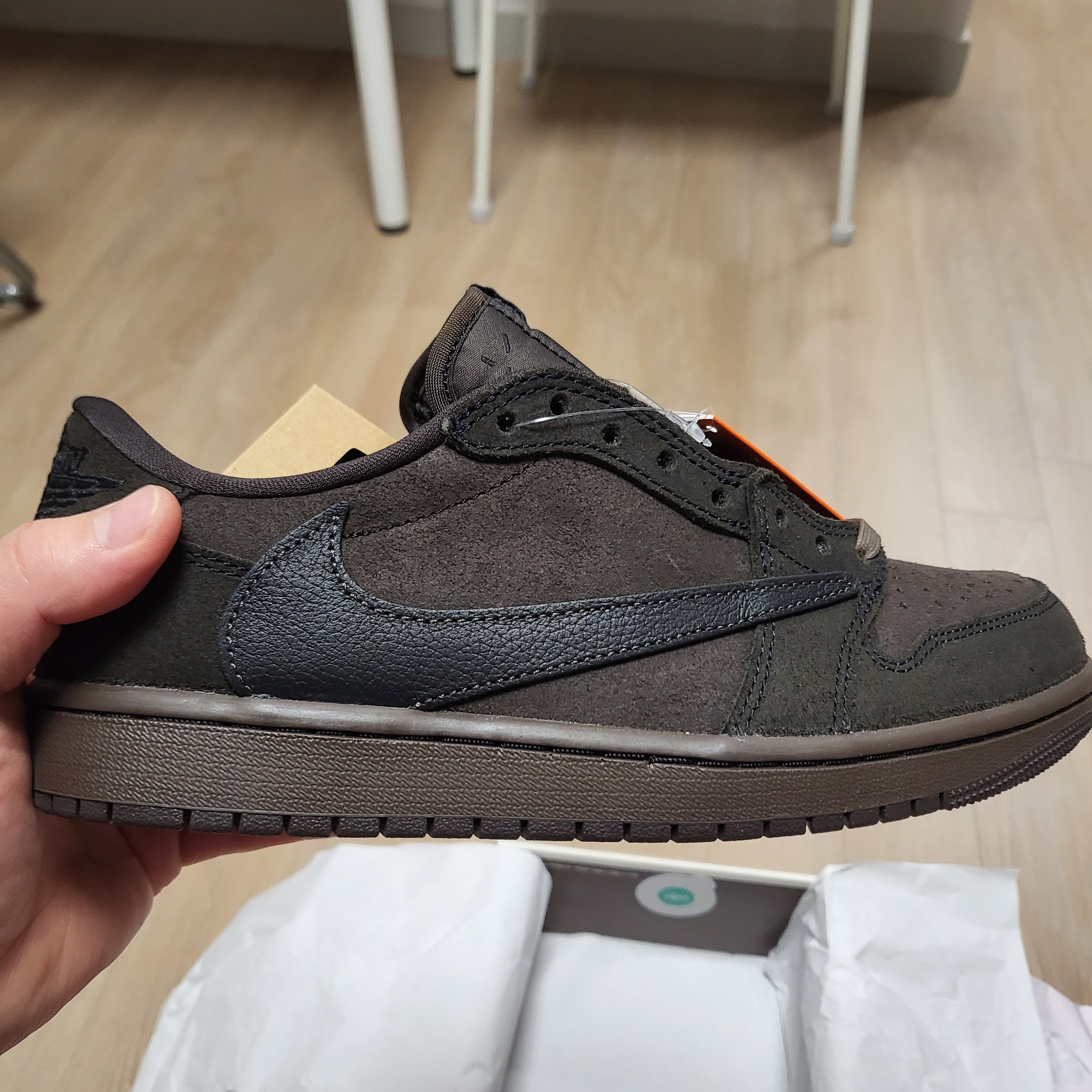 Jordan 1 x Travis Scott Retro Low OG SP Velvet Brown and Dark Mocha 착용 스타일